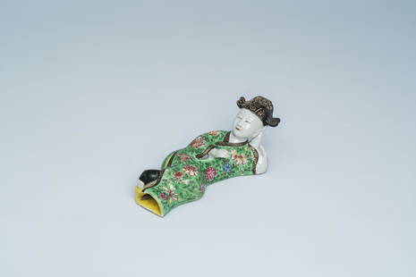 A Chinese famille rose wall pocket vase in the shape of a reclining man, Qianlong/JIaqing: Full title: A Chinese famille rose wall pocket vase in the shape of a reclining man, Qianlong/JIaqing Description: L 18,7 cm - H 7,7 cm