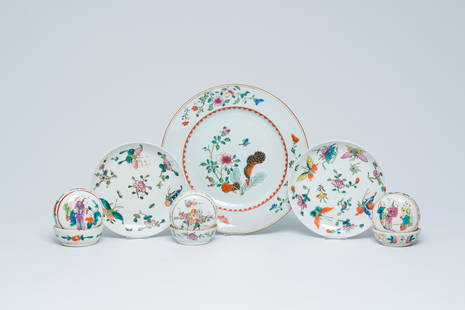 Three Chinese floral famille rose plates and three covered boxes, Qianlong and later: Full title: Three Chinese floral famille rose plates and three covered boxes, Qianlong and later Description: Dia: 26,5 - 22 cm (the largest and the smallest dish)H 6 - Dia: 8,7 cm (the largest box)