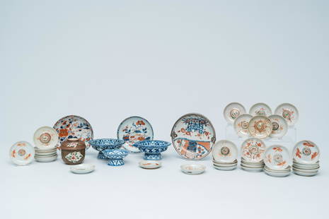 A varied collection of Chinese blue and white, famille rose, famille verte and Imari-style: Full title: A varied collection of Chinese blue and white, famille rose, famille verte and Imari-style porcelain, 18th C. and later Description: H 7,1 cm - Dia.: 7,5 cm (the covered bowl)H 5,2 cm -