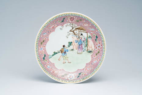 A Chinese famille rose charger with a visit to the family, Qianlong mark, 20th C.: Title: A Chinese famille rose charger with a visit to the family, Qianlong mark, 20th C. Description: Dia.: 33,2 cm