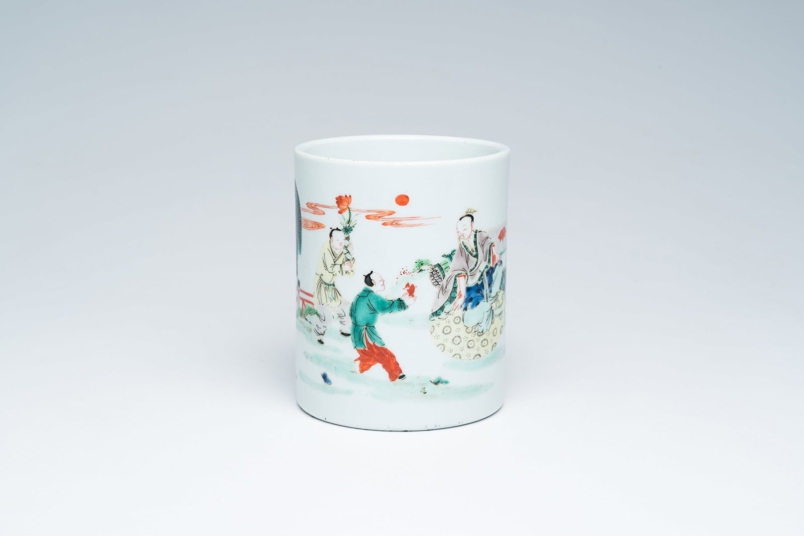A Chinese famille verte brush pot with a scholar and his servants in a landscape, 19th/20th C.: Full title: A Chinese famille verte brush pot with a scholar and his servants in a landscape, 19th/20th C. Description: H 12,6 cm - Dia.: 10,4 cm Condition reports and high resolution pictures are ava