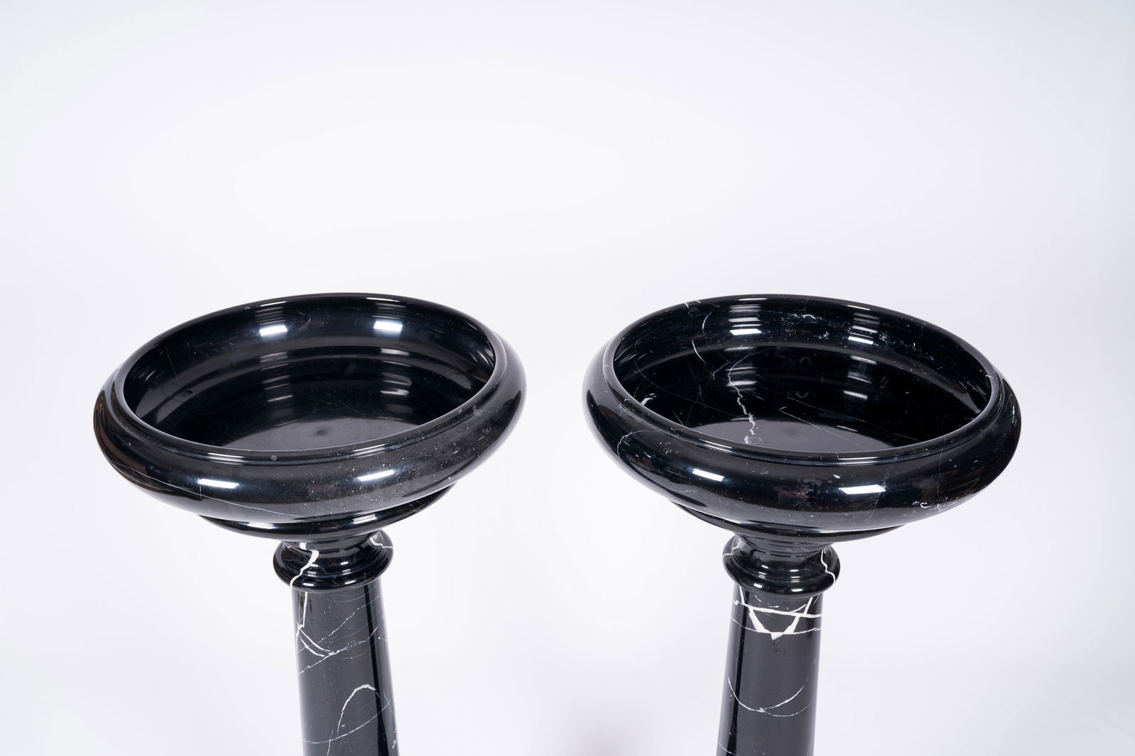 A pair of Italian black-grey marble pedestals crowned with a bowl, 20th C. (1 of 1)