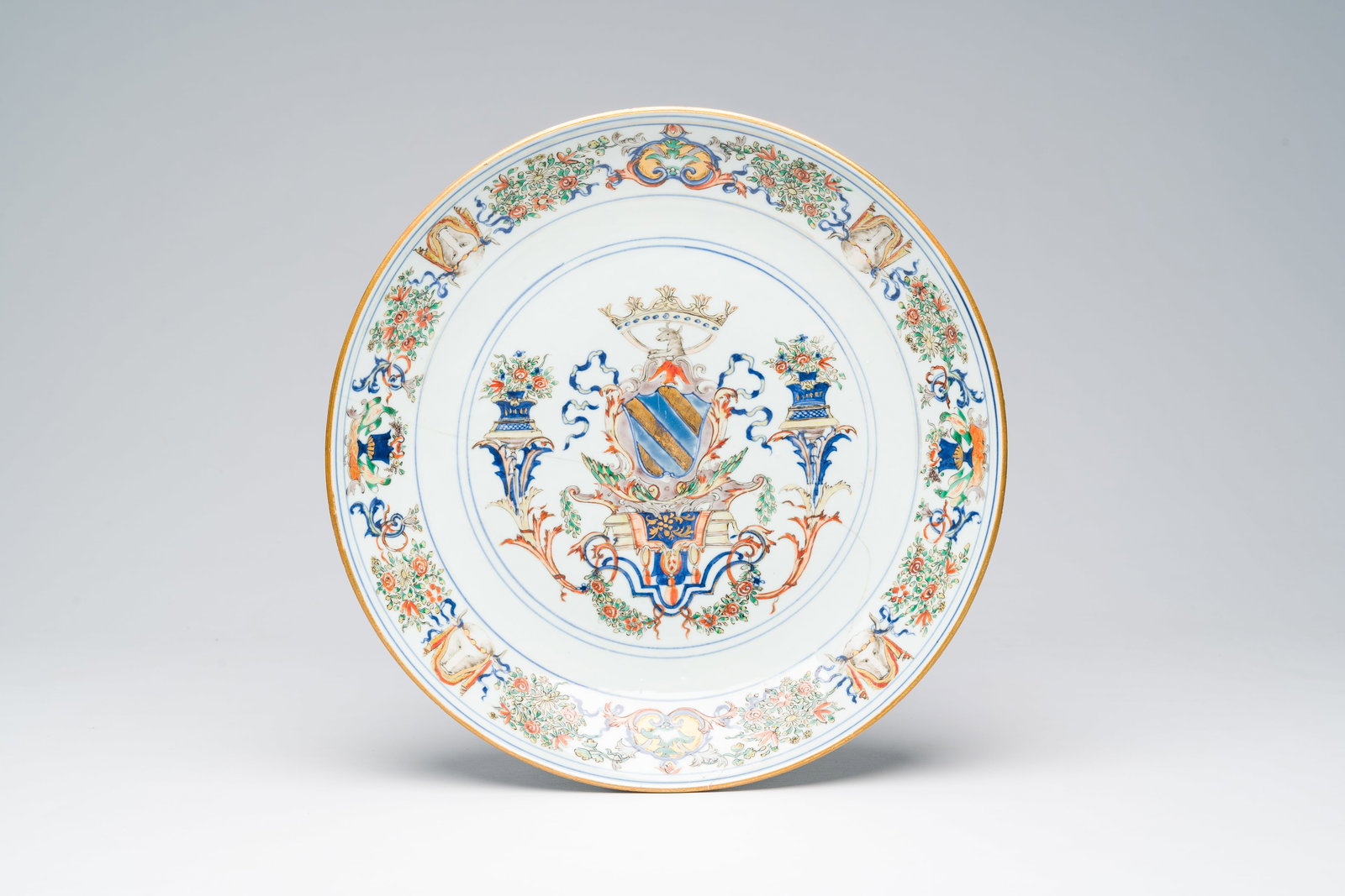 A Chinese verte-Imari Portuguese market dish with the arms of Ataide, Yongzheng/Qianlong: Dia.: 32,8 cm Ref.: - A similar but smaller dish offered at Christie's, New York, Sale: Chinese Export Art, January 21, 2016, lot 24 (sold USD 10.000,