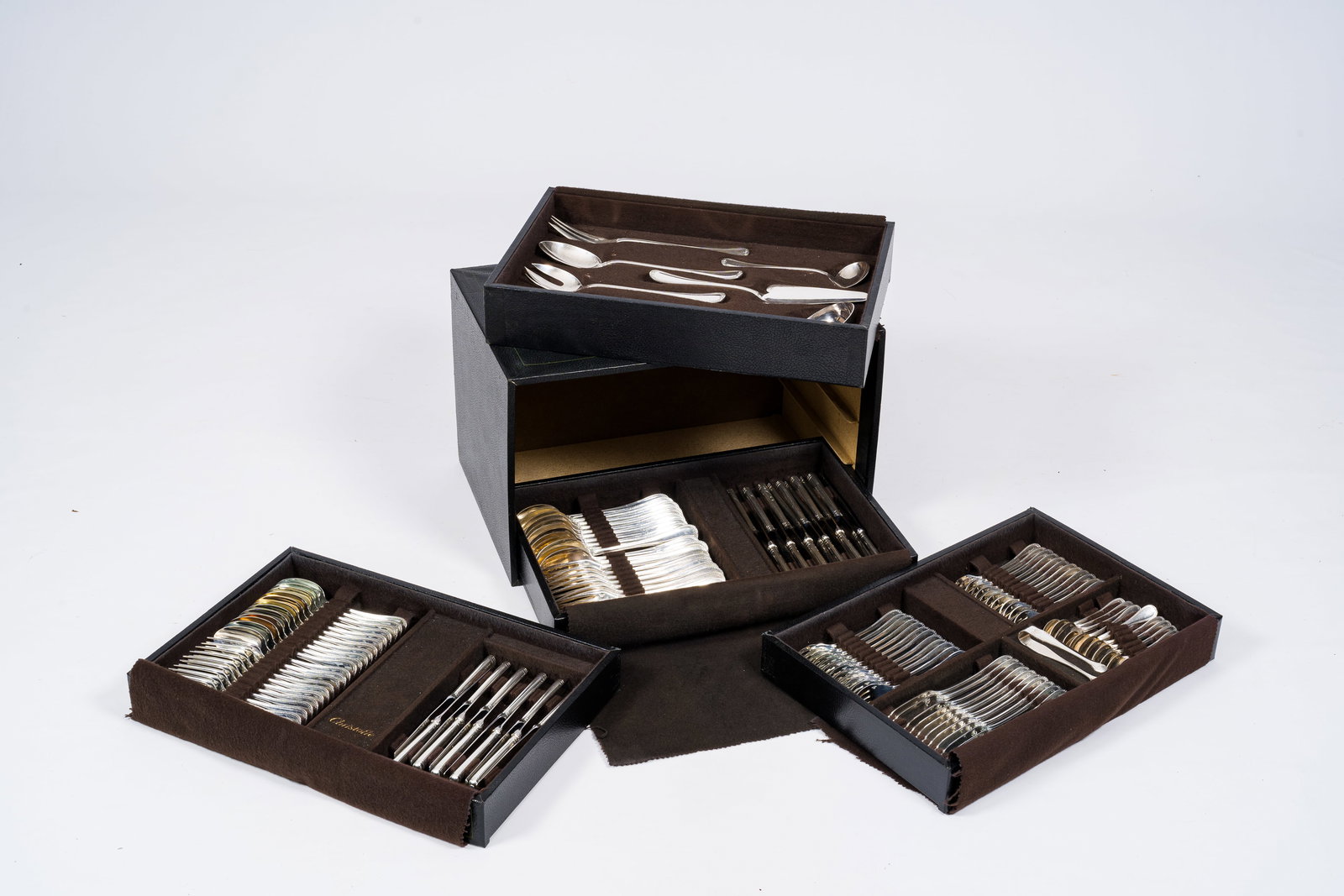 A French 128-piece silver-plated Empire style cutlery set, model Malmaison, Christofle, 20th C.: H 27,5 - L 45 - D 30 cm (the box) Various dimenions. Cutlery for twelve people. Condition reports and high resolution pictures are available on our website at www.coronariauctions.com. Further questio