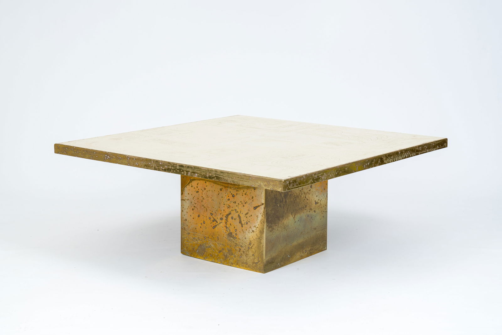 Christian Heckscher (1951): A design coffee table with an etched brass table top, 1970's/1980's: Christian Heckscher (1951): A design coffee table with an etched brass table top, 1970's/1980's H 38,5 - L 94,5 - D 91,5 cm