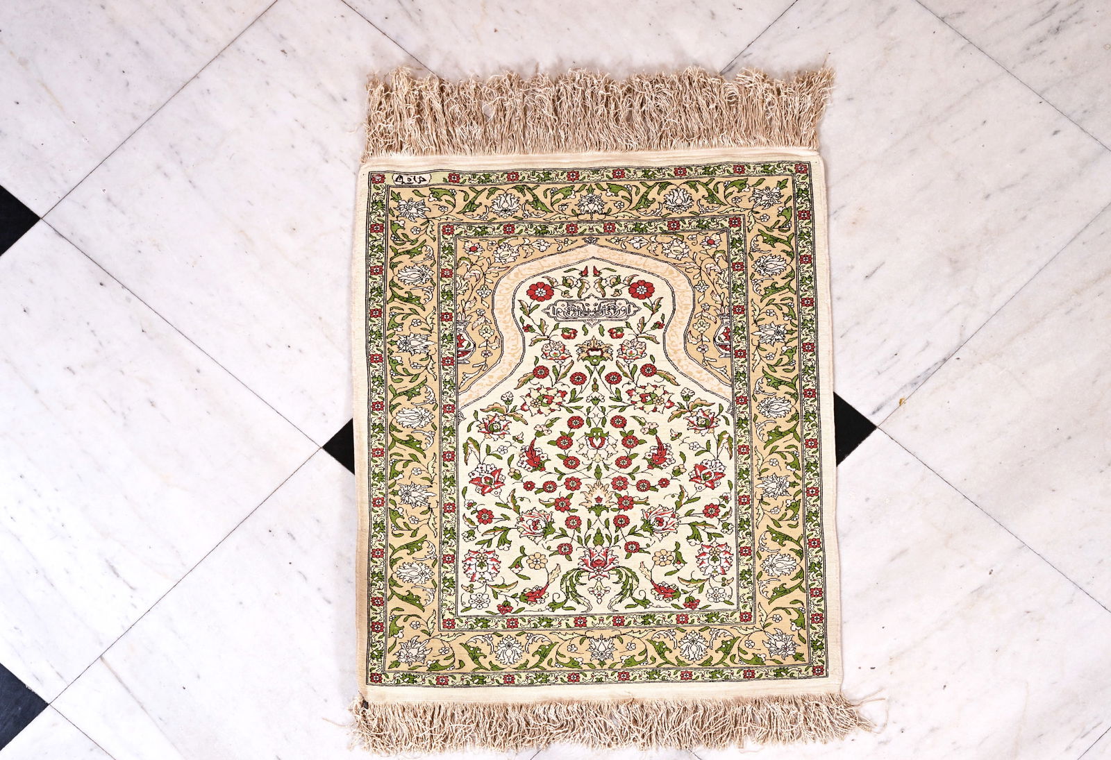 A Turkish Ozipek Hereke silk rug with floral decor, signed, 20th C. (1 of 7)
