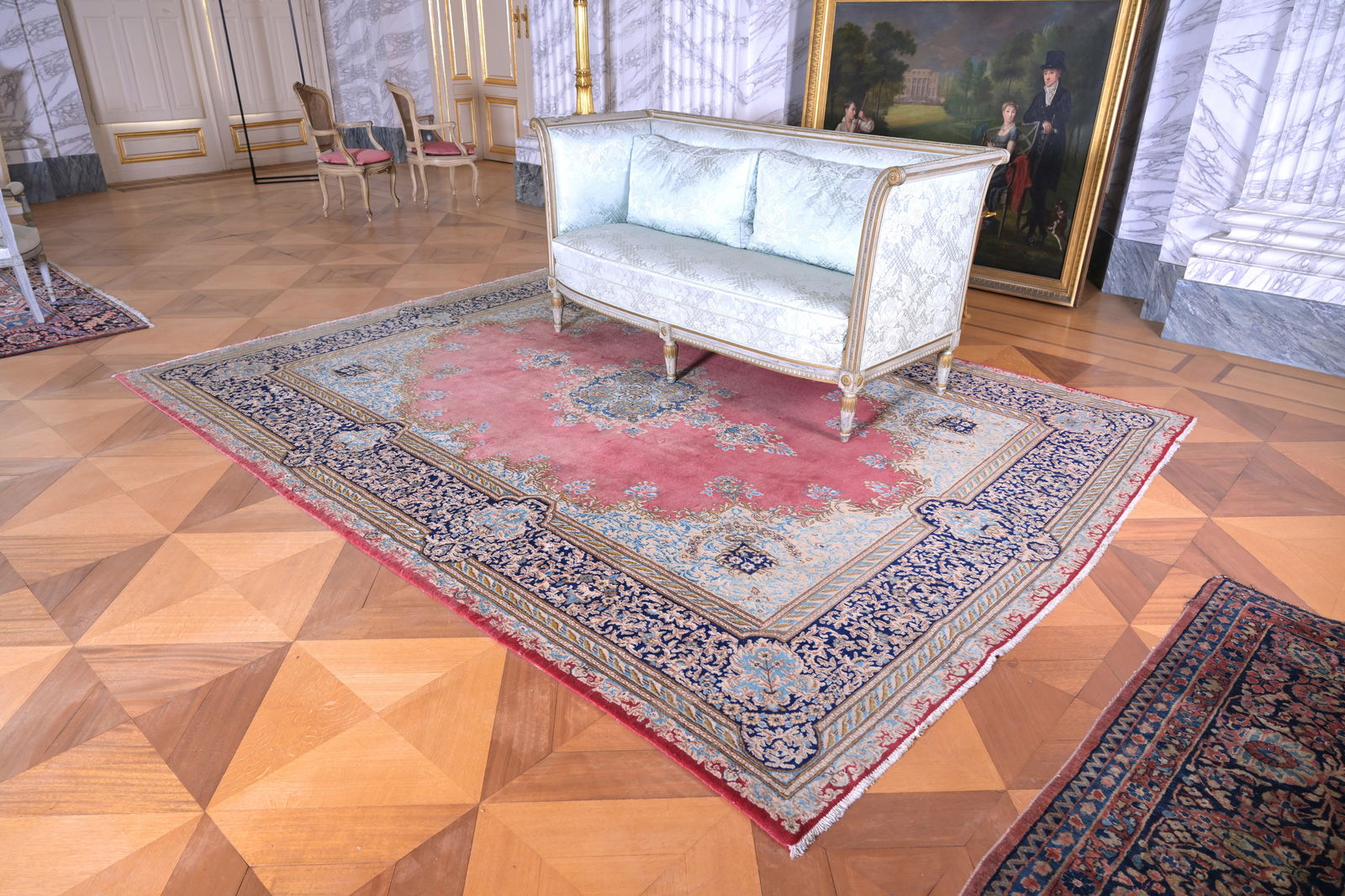 A Persian Kerman (Kirman) rug with floral design, wool on cotton, 20th C. (1 of 7)