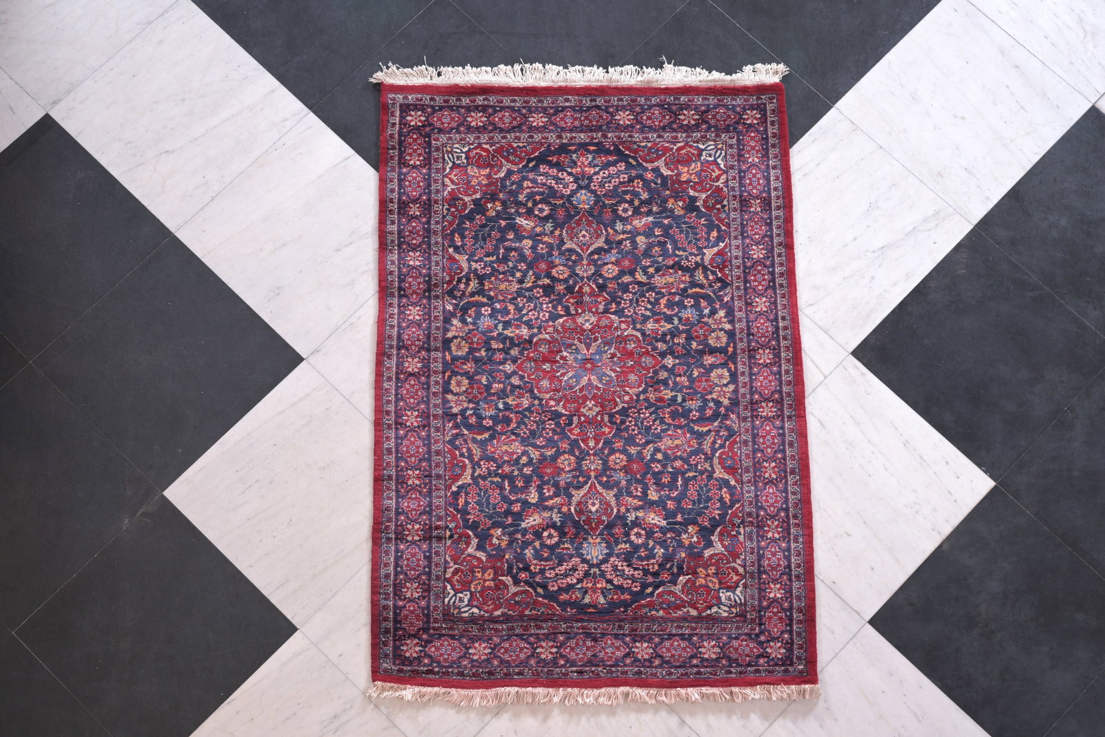 A Persian Hamadan rug with floral design, wool on cotton, 20th C.: A Persian Hamadan rug with floral design, wool on cotton, 20th C. 187 x 127 cm