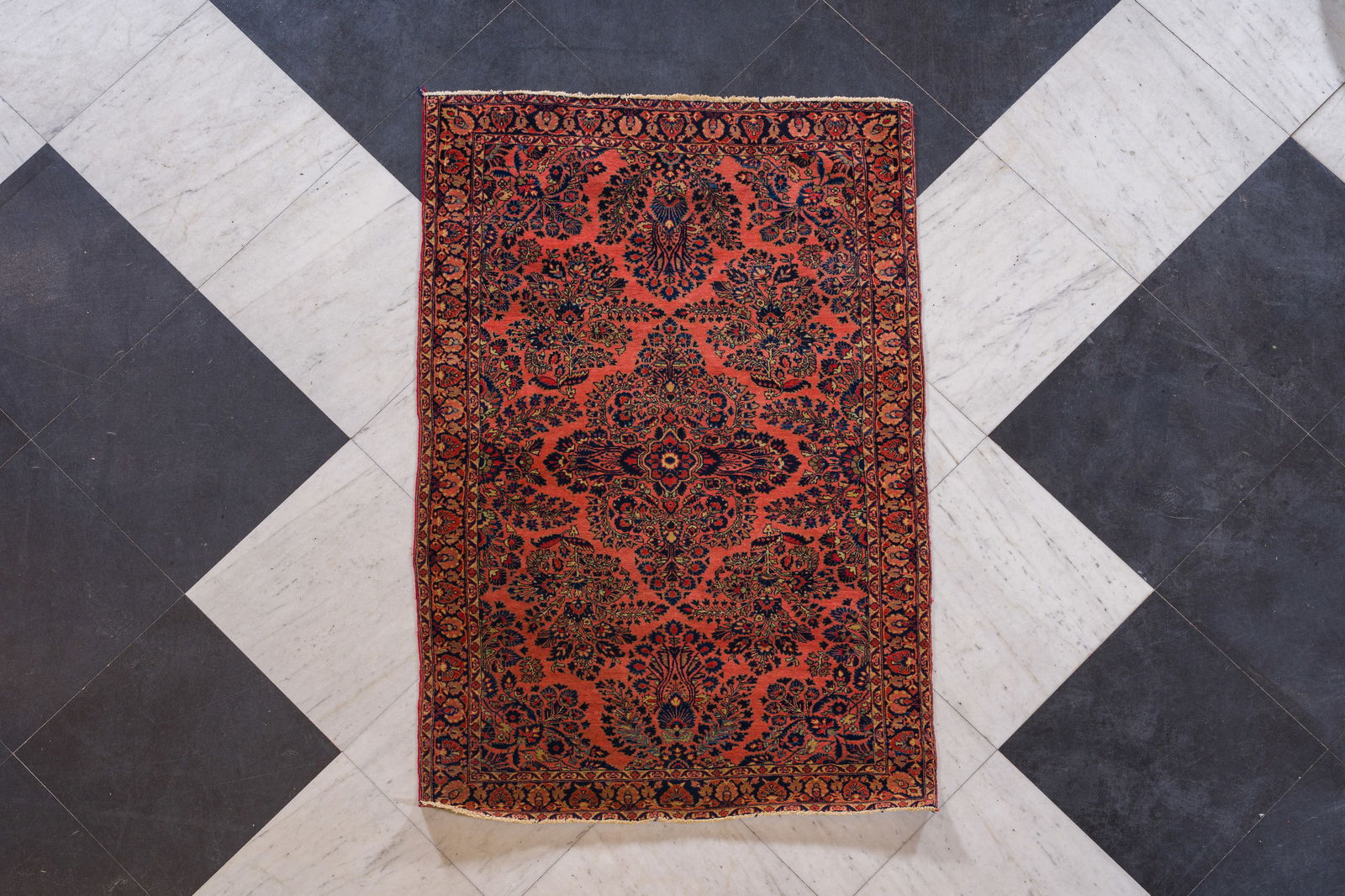 A Persian Saroukh rug with floral design, wool on cotton, 20th C. (1 of 6)