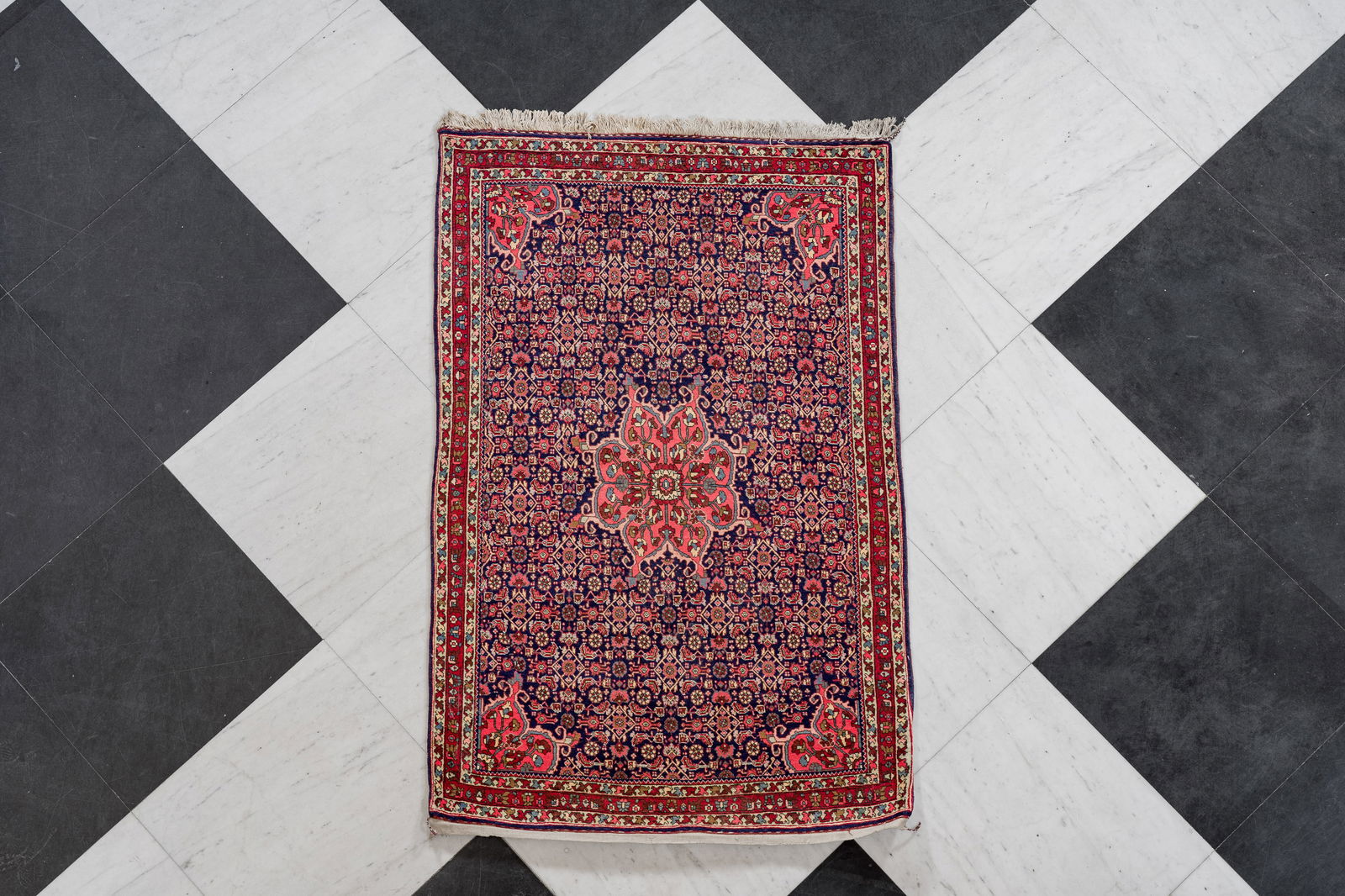 A Persian Bidjar rug with floral design, wool on cotton, 20th C. (1 of 8)