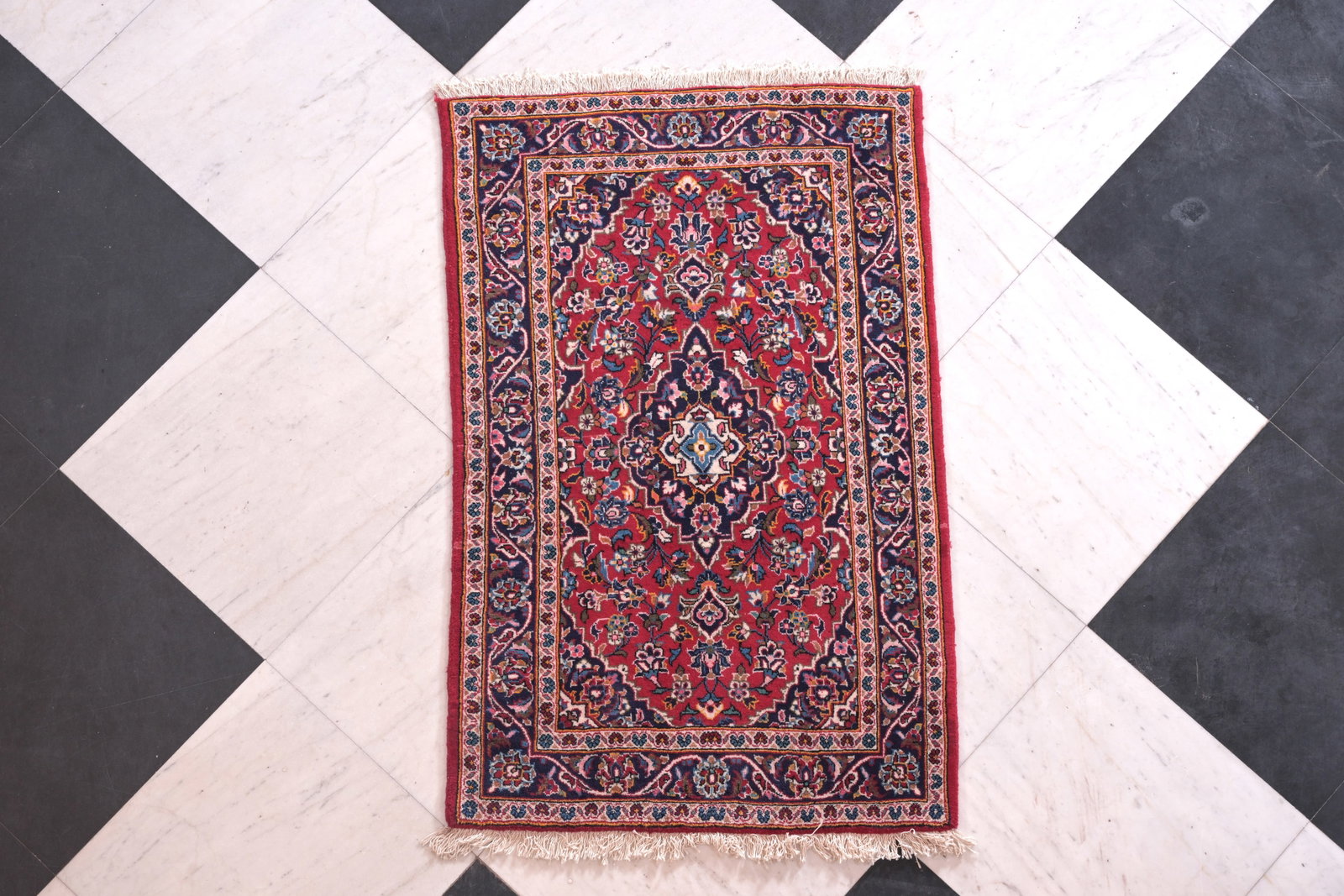 A Persian Kashan rug with floral design, wool on cotton, 20th C.: A Persian Kashan rug with floral design, wool on cotton, 20th C. 153 x 98,5 cm
