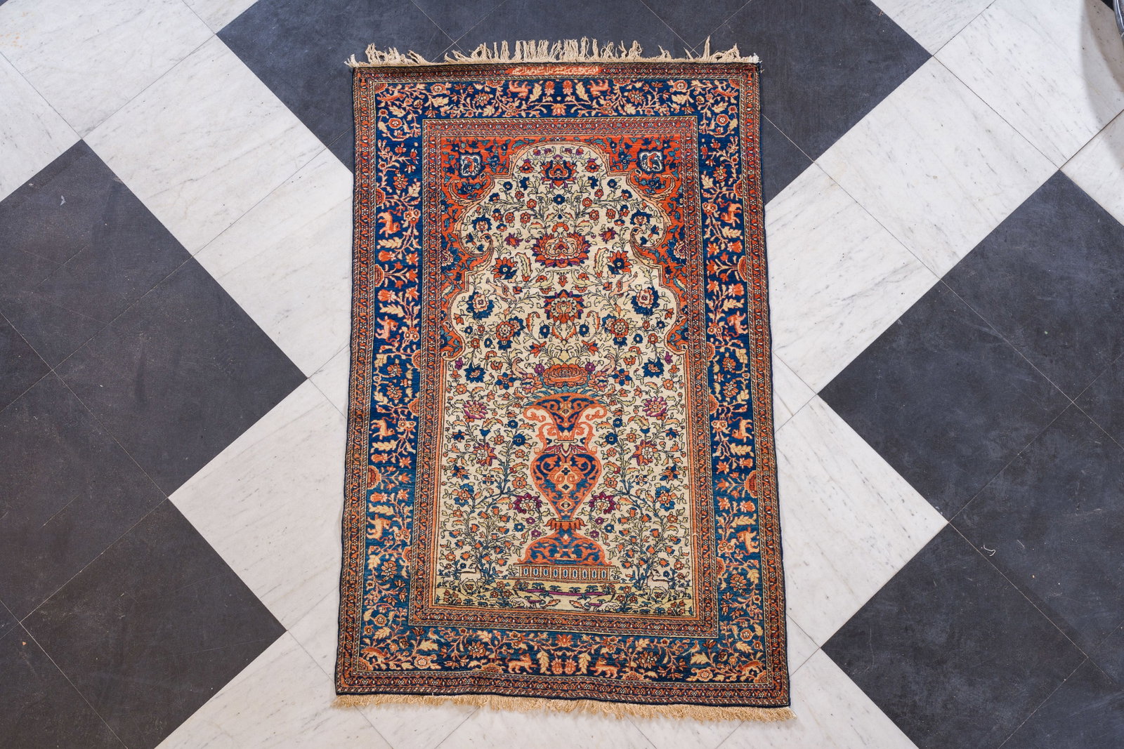 A Persian Isfahan rug with floral design made for the mayor of Isfahan, wool on cotton, 20th C.: A Persian Isfahan rug with floral design made for the mayor of Isfahan, wool on cotton, 20th C. 214 x 134,5 cm