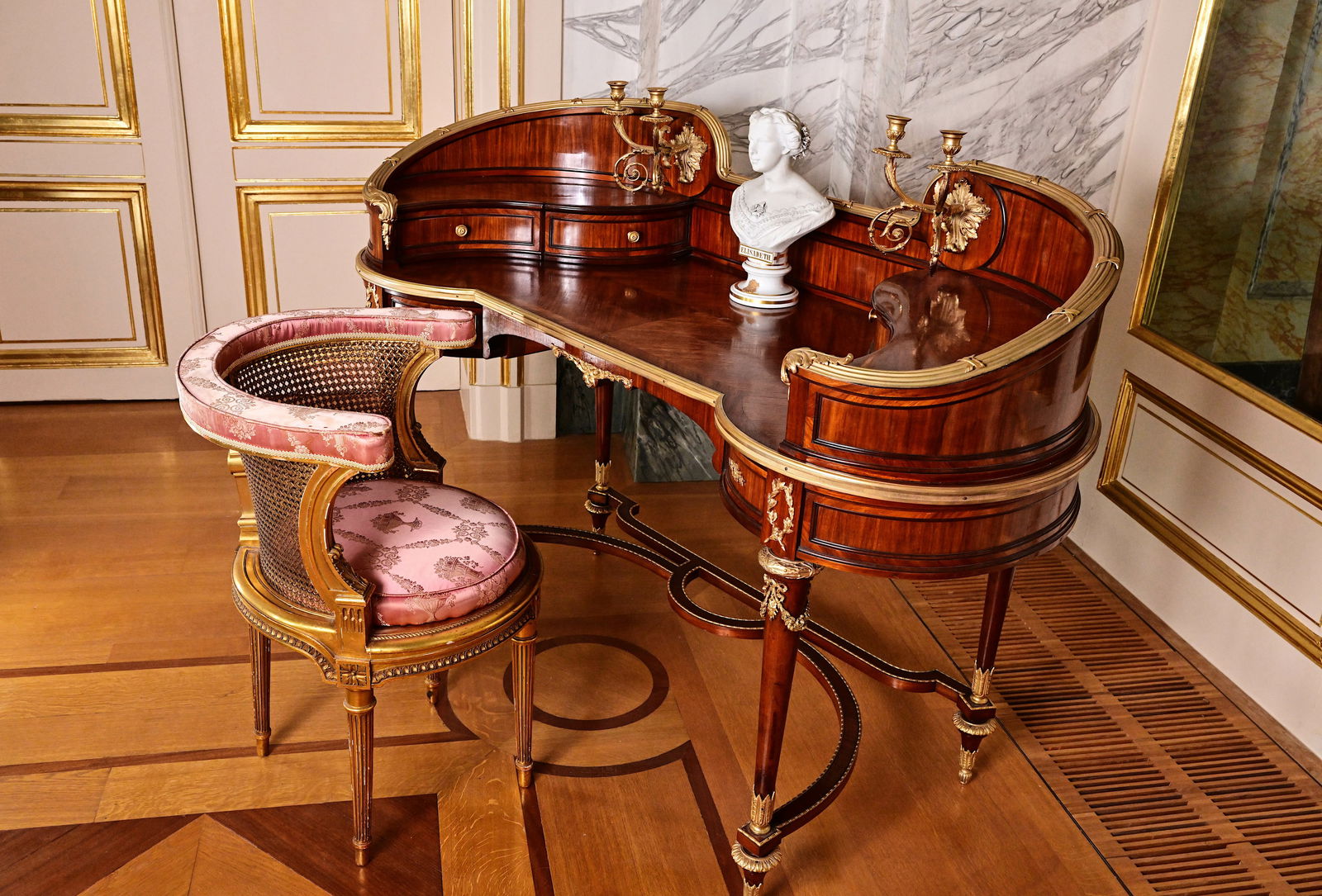 François Linke (1855-1946, attributed to): A superb gilt bronze mounted kingwood veneered Louis XVI (1 of 19)