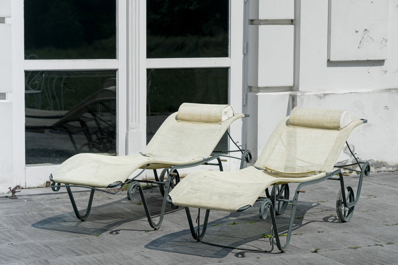 A pair of exterior daybeds, 21st C.: A pair of exterior daybeds, 21st C. H 44 - L 200 - D 64 cm