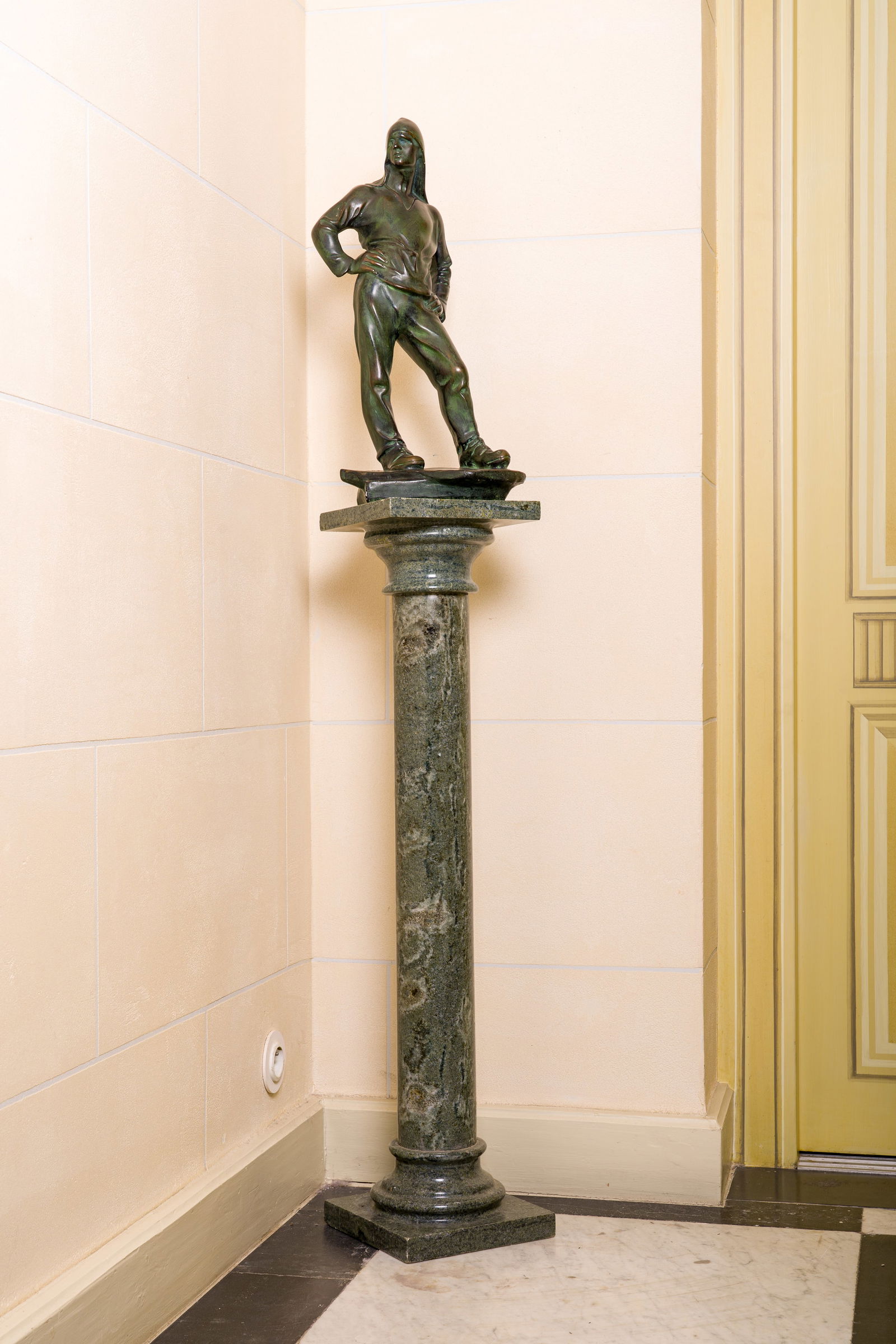 A vert de mer marble pedestal with a plaster statue of 'The dockhand' after Constantin Meunier,: A vert de mer marble pedestal with a plaster statue of 'The dockhand' after Constantin Meunier, 19th/20th C. H 91,5 cm (the pedestal) H 49,5 cm (the sculpture)