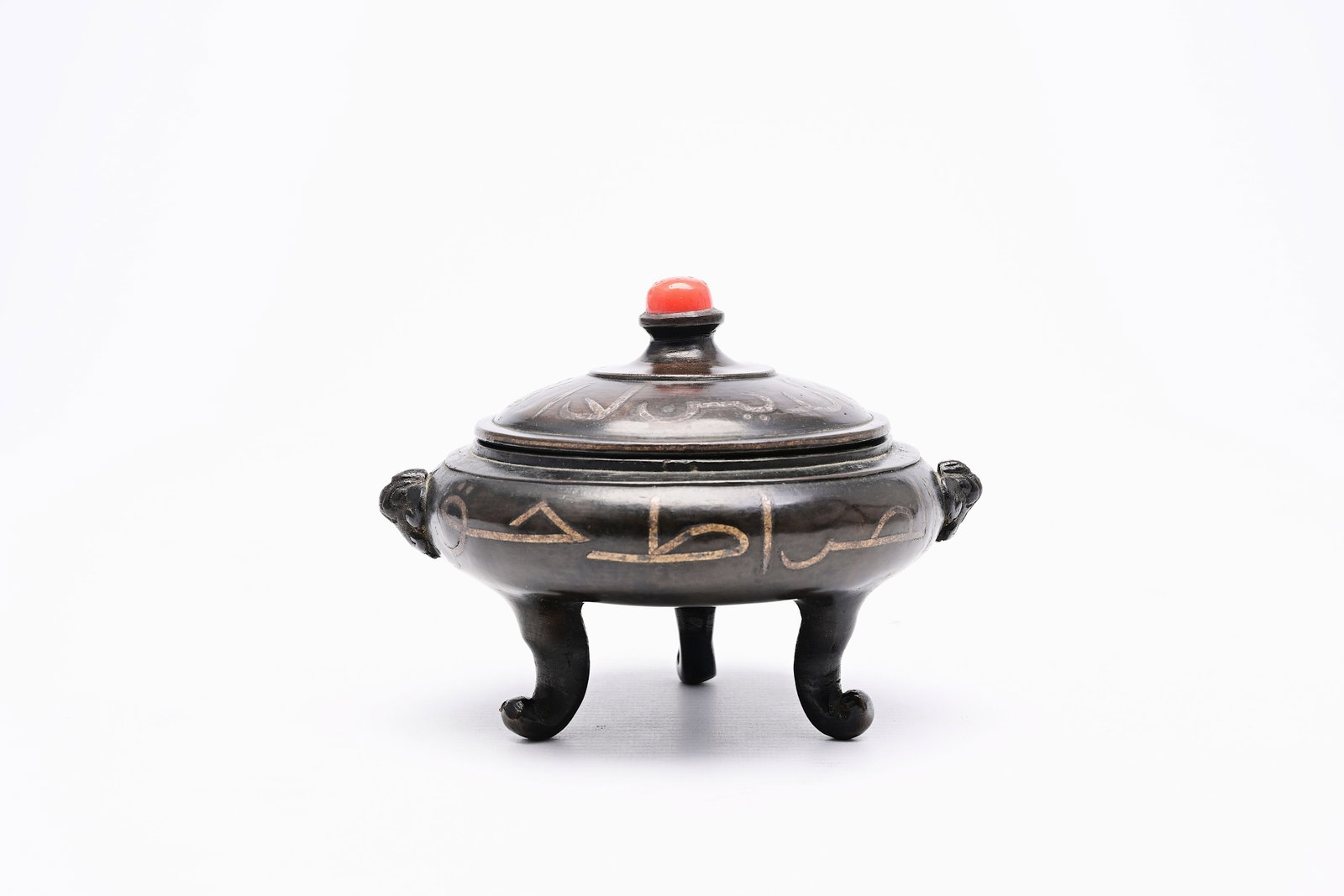 A Chinese tripod silver-inlaid Islamic market bronze incense burner and cover, 19th/20th C.: A Chinese tripod silver-inlaid Islamic market bronze incense burner and cover, 19th/20th C. H 11 cm - Dia.: 15 cm