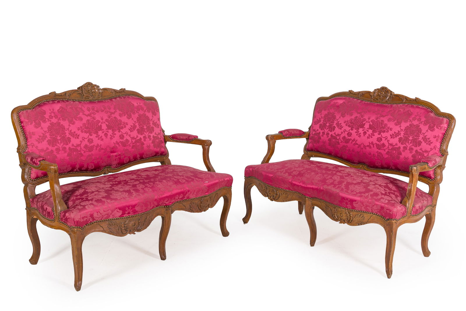A pair of carved wood two-person settees with red velvet floral upholstery, 19th C.: A pair of carved wood two-person settees with red velvet floral upholstery, 19th C. H 97 x L 130 x D 80 cm