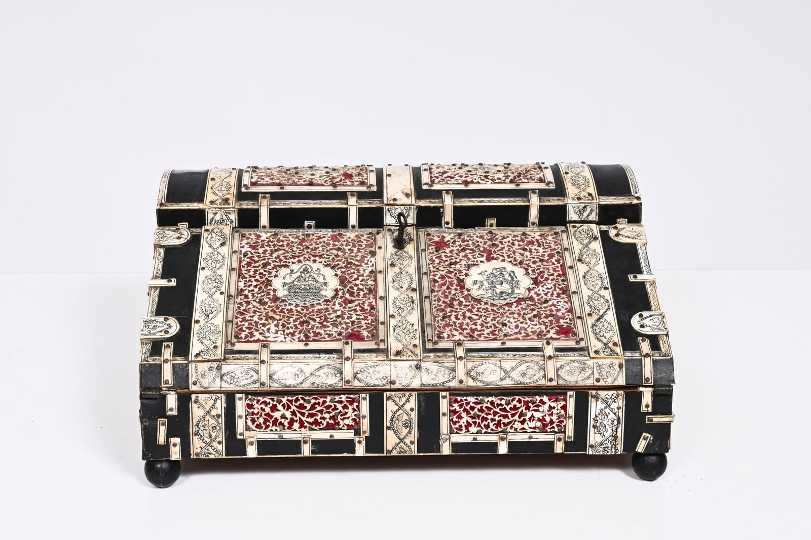 An Anglo-Indian writing box with engraved and openworked bone mounts, 19th C.: An Anglo-Indian writing box with engraved and openworked bone mounts, 19th C. H 17 - L 36,5 - D 26 cm