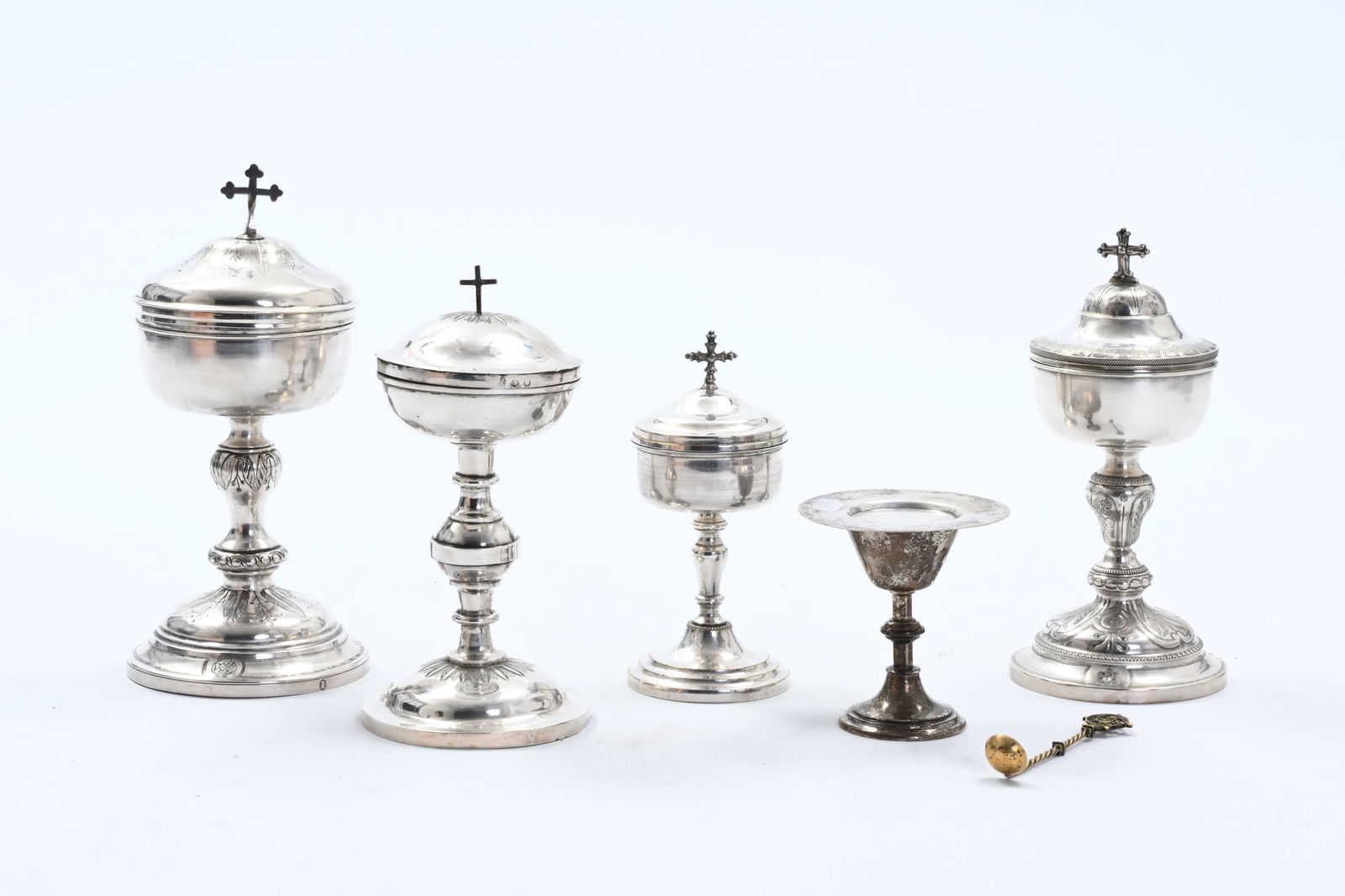 Four silver cibories, a paten, a chalice and a lithurgical spoon, various origins, 19th/20th C.: Four silver cibories, a paten, a chalice and a lithurgical spoon, various origins, 19th/20th C. H 21,5 - 15 cm (the tallest and the smallest ciborie)