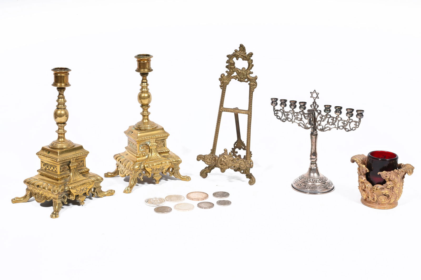 A varied collection of decorative objects and eight Dutch coins, 19th/20th C.: A varied collection of decorative objects and eight Dutch coins, 19th/20th C. Dia 3,7 cm (the largest coin) H 24,5 cm (the small easel)