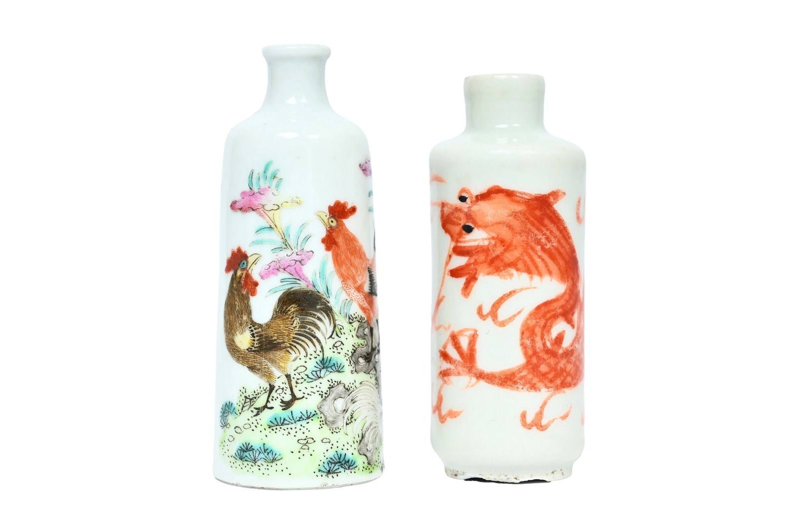 A Chinese famille rose 'roosters' snuff bottle and an iron-red 'dragon' snuff bottle, 19th C.: A Chinese famille rose 'roosters' snuff bottle and an iron-red 'dragon' snuff bottle, 19th C. H 8 - 7 cm