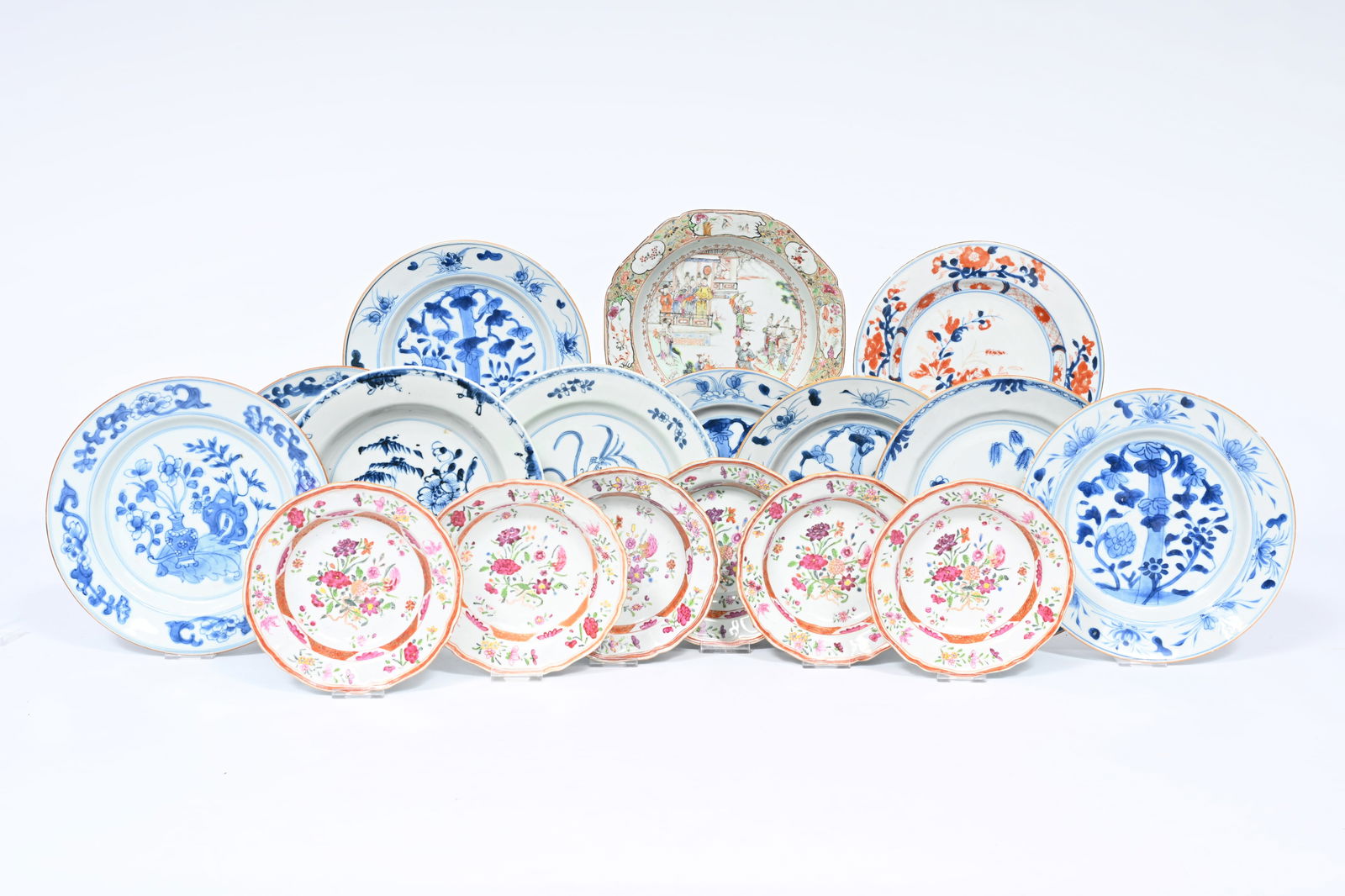 Seventeen Chinese blue and white, Imari style and famille rose plates, Kangxi/Qianlong: Seventeen Chinese blue and white, Imari style and famille rose plates, Kangxi/Qianlong Dia.: 23 - 16,5 cm (the largest and the smallest plate)