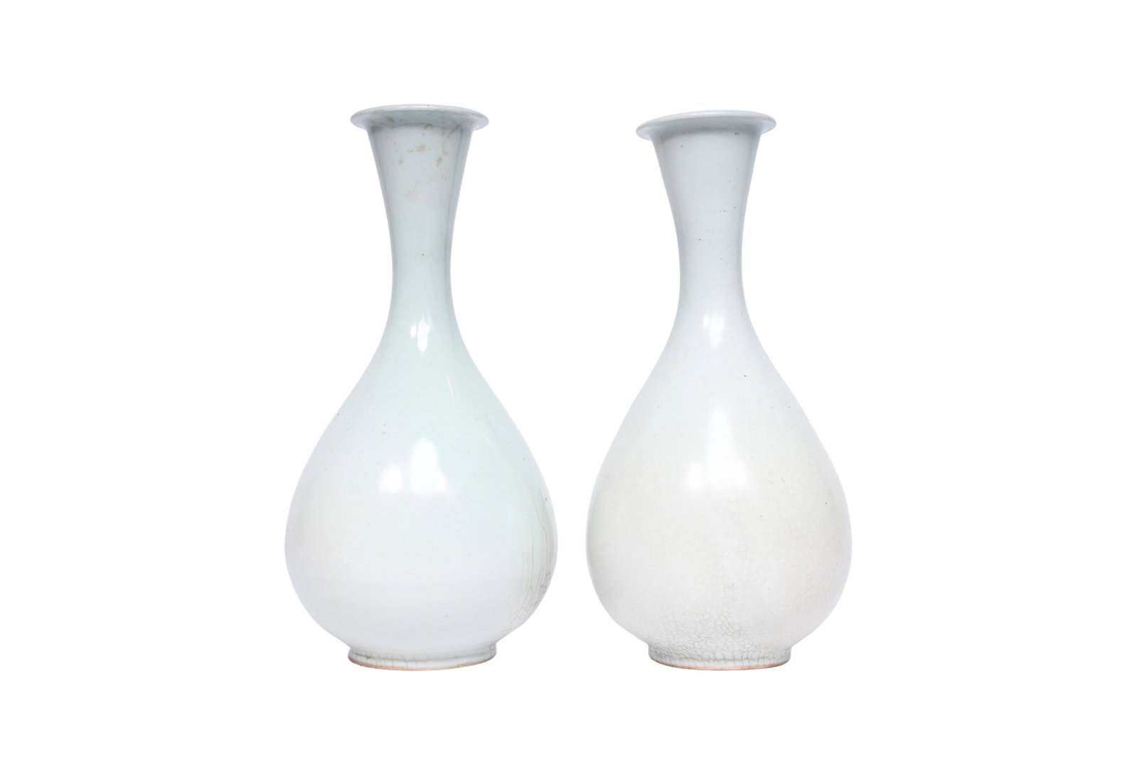 A pair of white-glazed Korean bottle vases, 20th C.: A pair of white-glazed Korean bottle vases, 20th C. H 30,5 cm