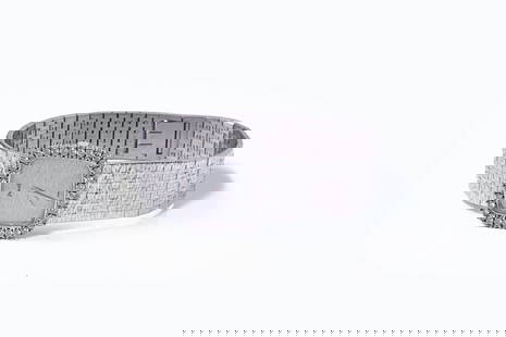 An 18 carat white gold and diamond set Piaget lady's cocktail watch, 20th C.: An 18 carat white gold and diamond set Piaget lady's cocktail watch, 20th C. Weight: 70,4 g