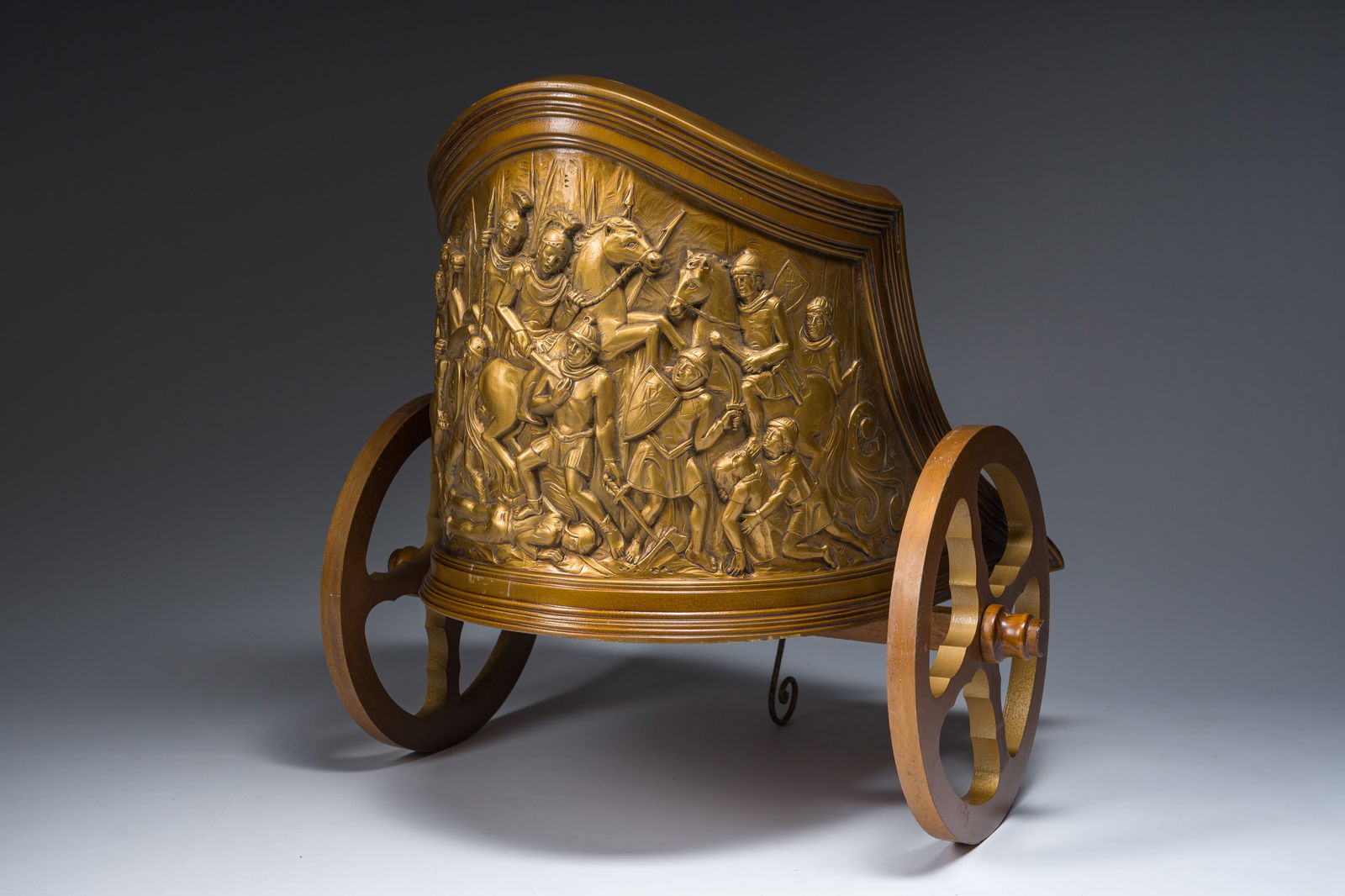 Henri Fernandez (1946): Table lamp in the shape of an owl on a branch for the Jacques Duval-Brasseur: Henri Fernandez (1946): Table lamp in the shape of an owl on a branch for the Jacques Duval-Brasseur studio, amethyst and gilt copper H 53 cm