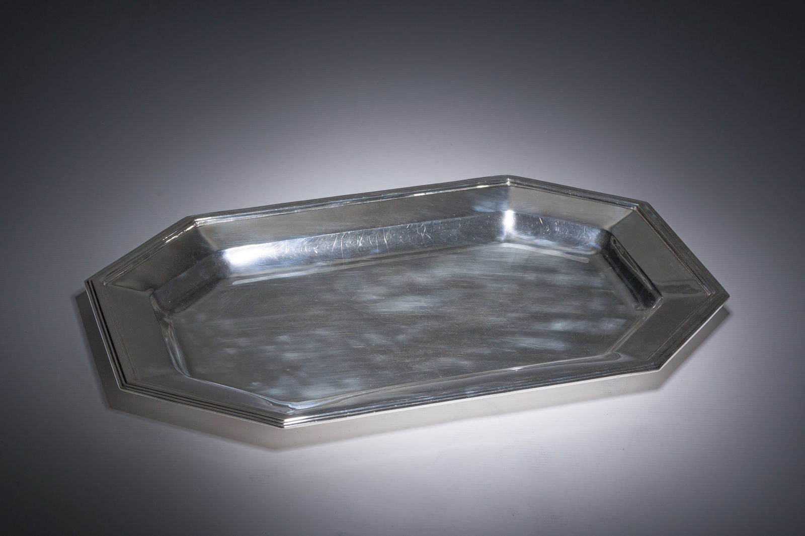 A Belgian octagonal silver dish of the 'Antinéa' type, 800/000, maker's mark Delheid, second: A Belgian octagonal silver dish of the 'Antinéa' type, 800/000, maker's mark Delheid, second quarter 20th C. 50 x 33 cm Weight: 1809 g Ref.: - Anne-Marie ten Bokum, 'Delheid 1828-1980. Van Michel tot