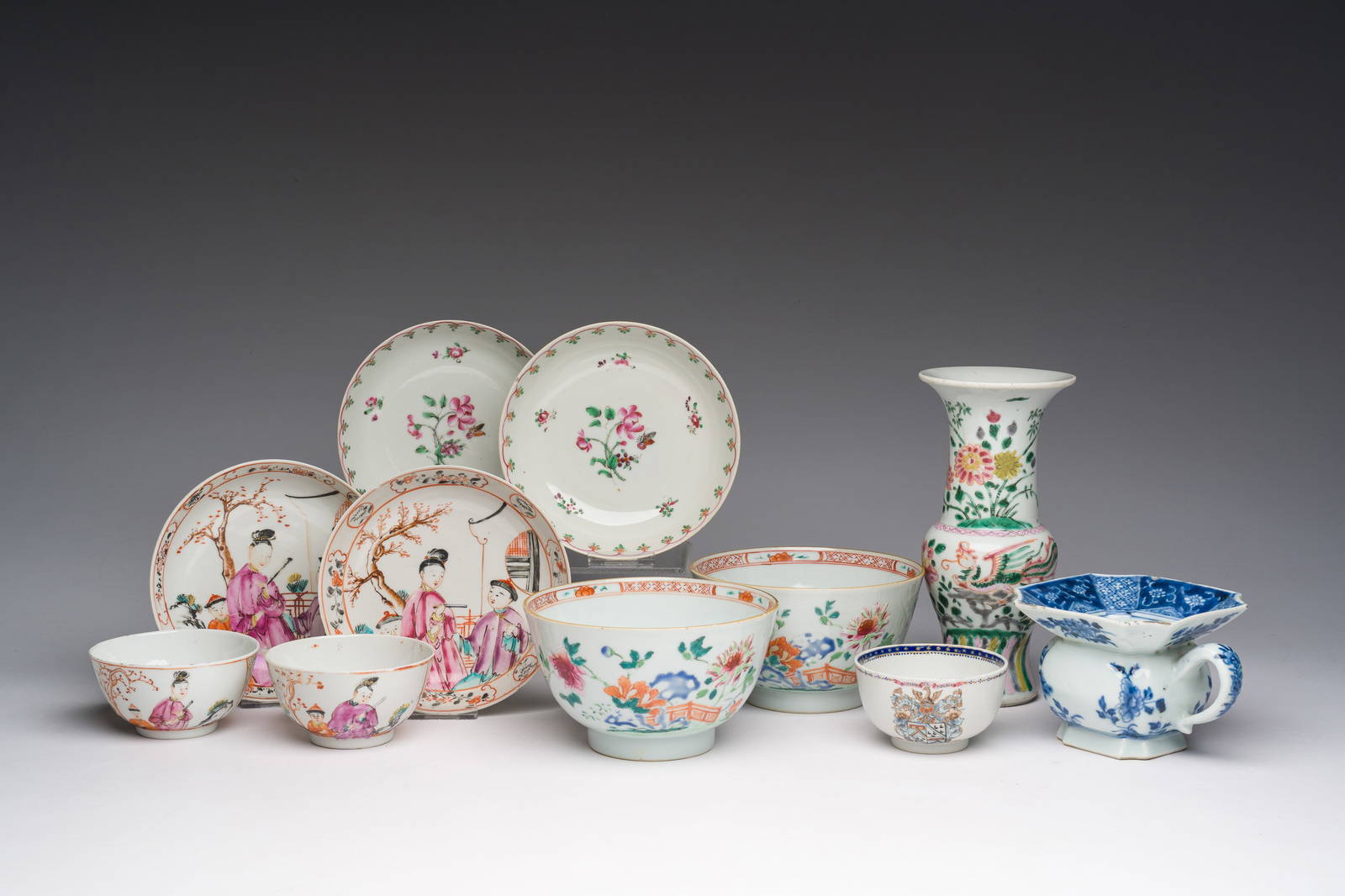 A varied collection of Chinese blue, white and famille rose porcelain, Kangxi/Qianlong
