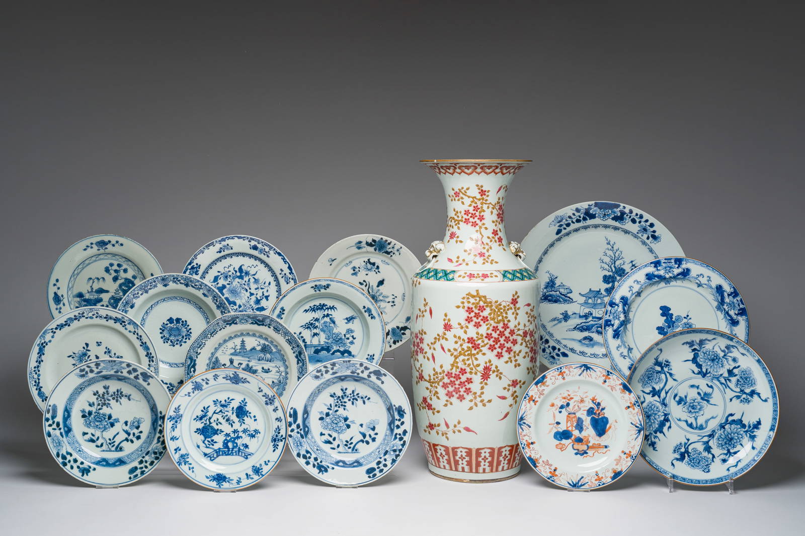 A varied collection of Chinese blue and white, famille rose and Imari style porcelain, Kangxi and