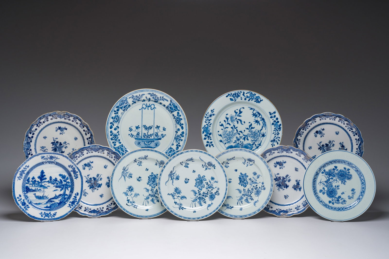 Eleven Chinese blue and white plates and dishes, Qianlong: Eleven Chinese blue and white plates and dishes, Qianlong Dia.: 28 - 22,5 cm (the largest and the smallest dish)