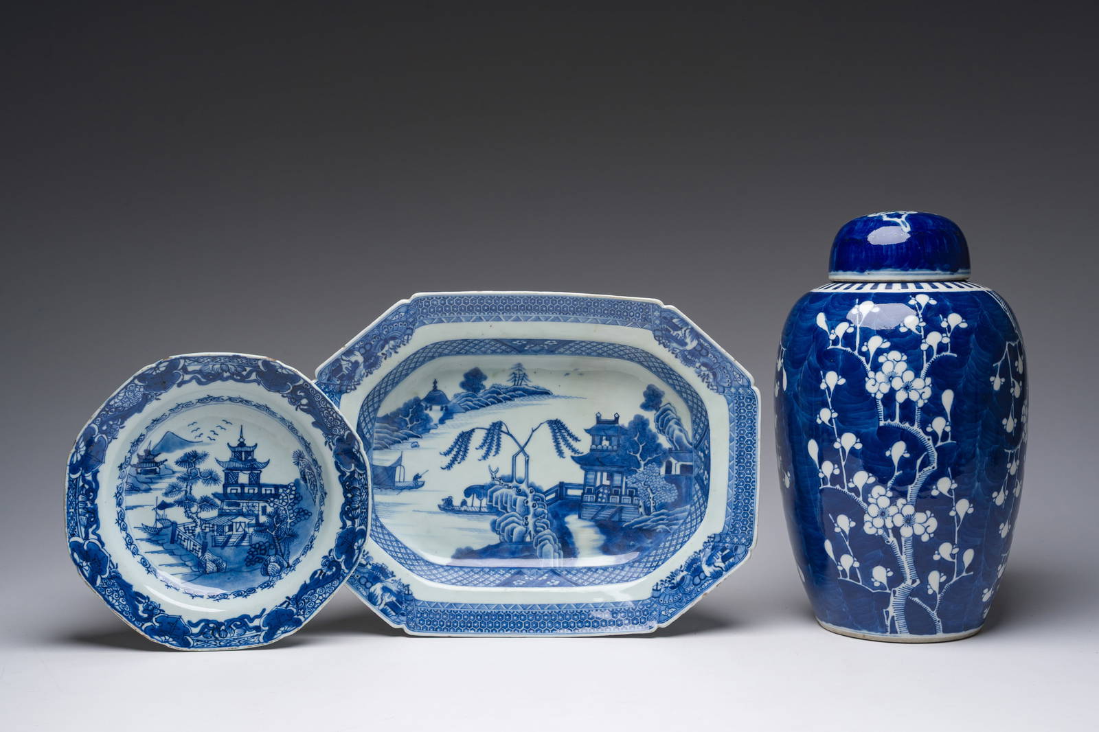 A Chinese blue and white covered jar, an octagonal dish and a plate, 18th/19th C.