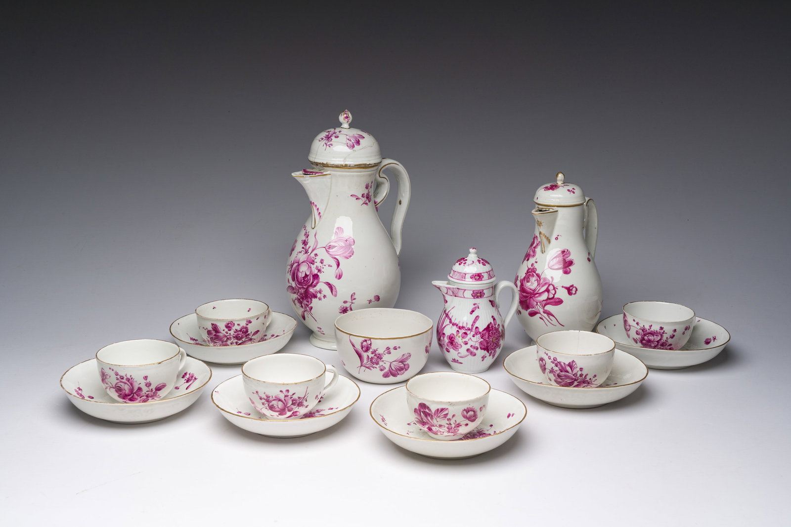 A German sixteen-piece puce enamelled and gilt coffee and tea set with floral design, Frankenthal: A German sixteen-piece puce enamelled and gilt coffee and tea set with floral design, Frankenthal mark, 1762-1794 H 25,5 - 12,5 cm (the tallest and the smallest jug)Dia.: 13,5 cm (the saucers) The sma
