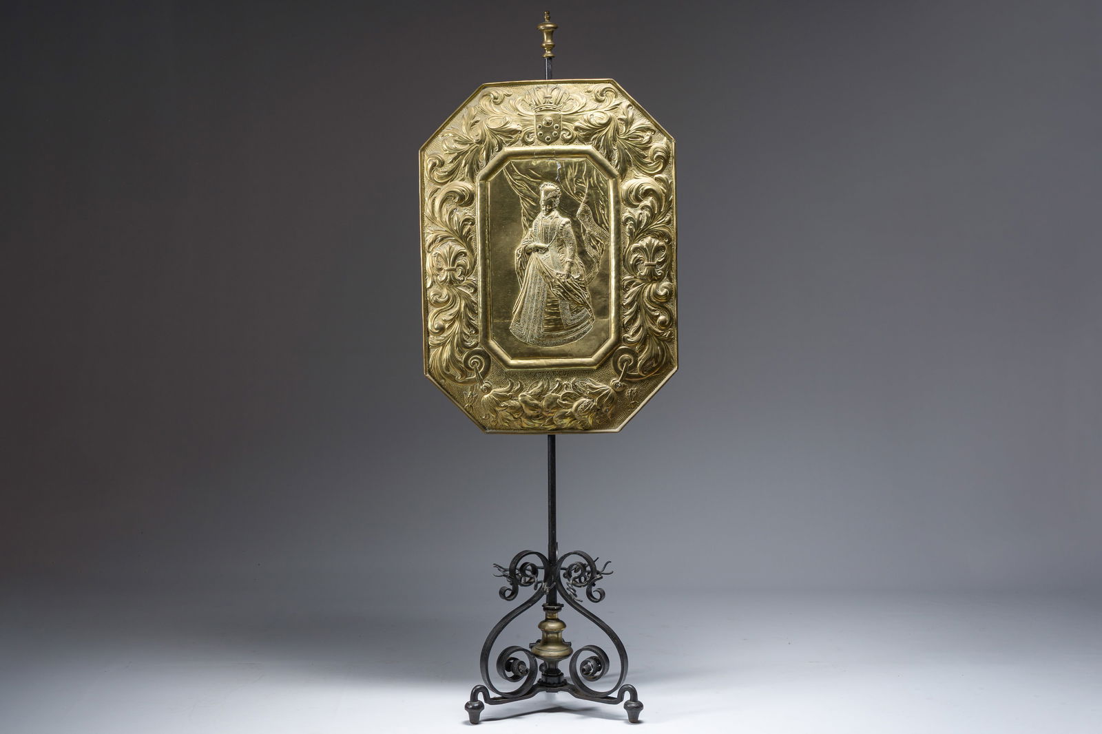 A gilt copper firescreen depicting Marie de' Medici on a wrought iron base, 19th C.: A gilt copper firescreen depicting Marie de' Medici on a wrought iron base, 19th C. H 158,5 cm (total height) Marie de' Medici was Queen of France and Navarre as the second wife of King Henry IV. Prov