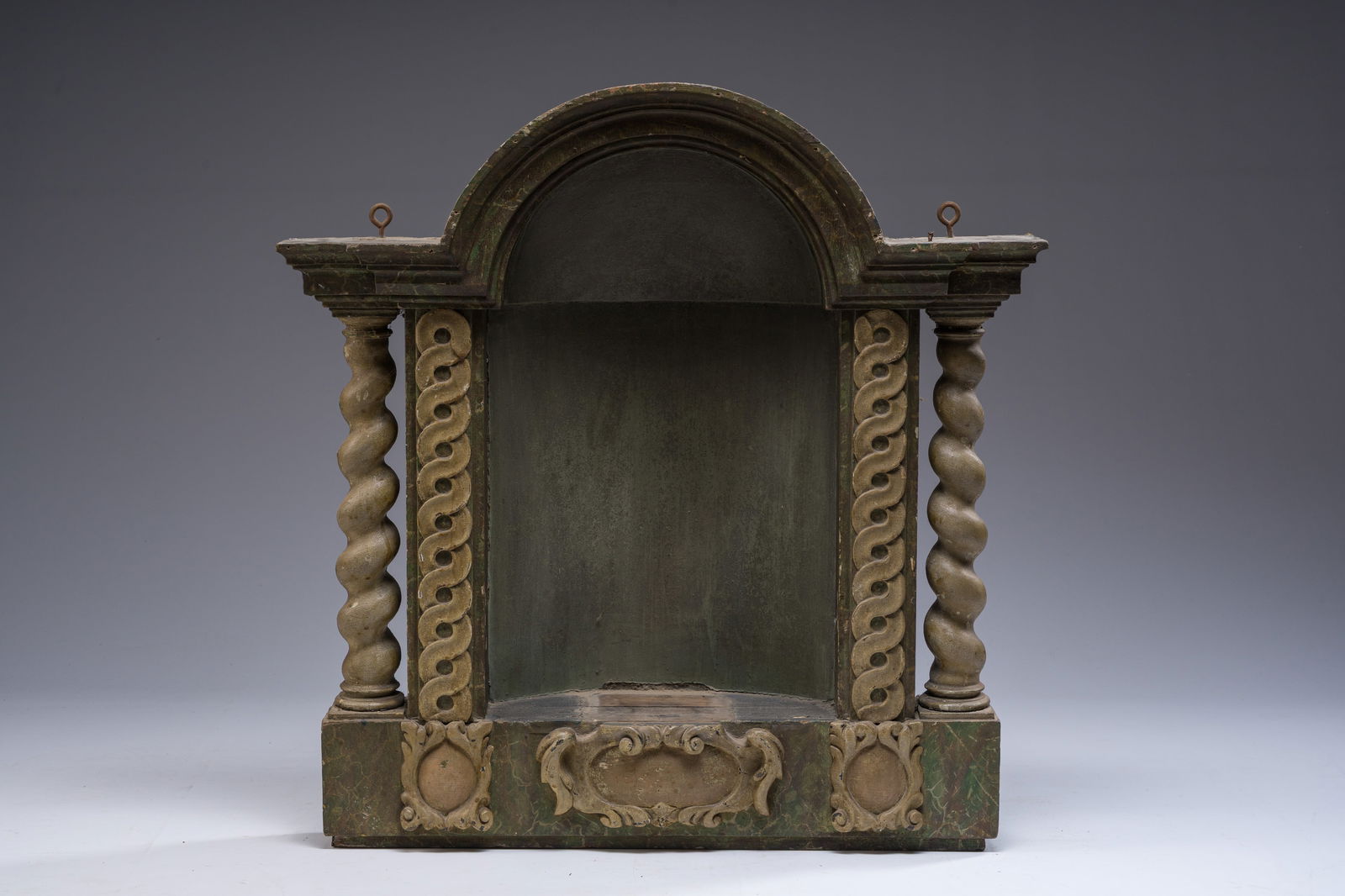 A patinated and faux marble wooden niche with Solomonic columns, 18th/19th C.: A patinated and faux marble wooden niche with Solomonic columns, 18th/19th C. H 79 - L 77 - D 20 cm