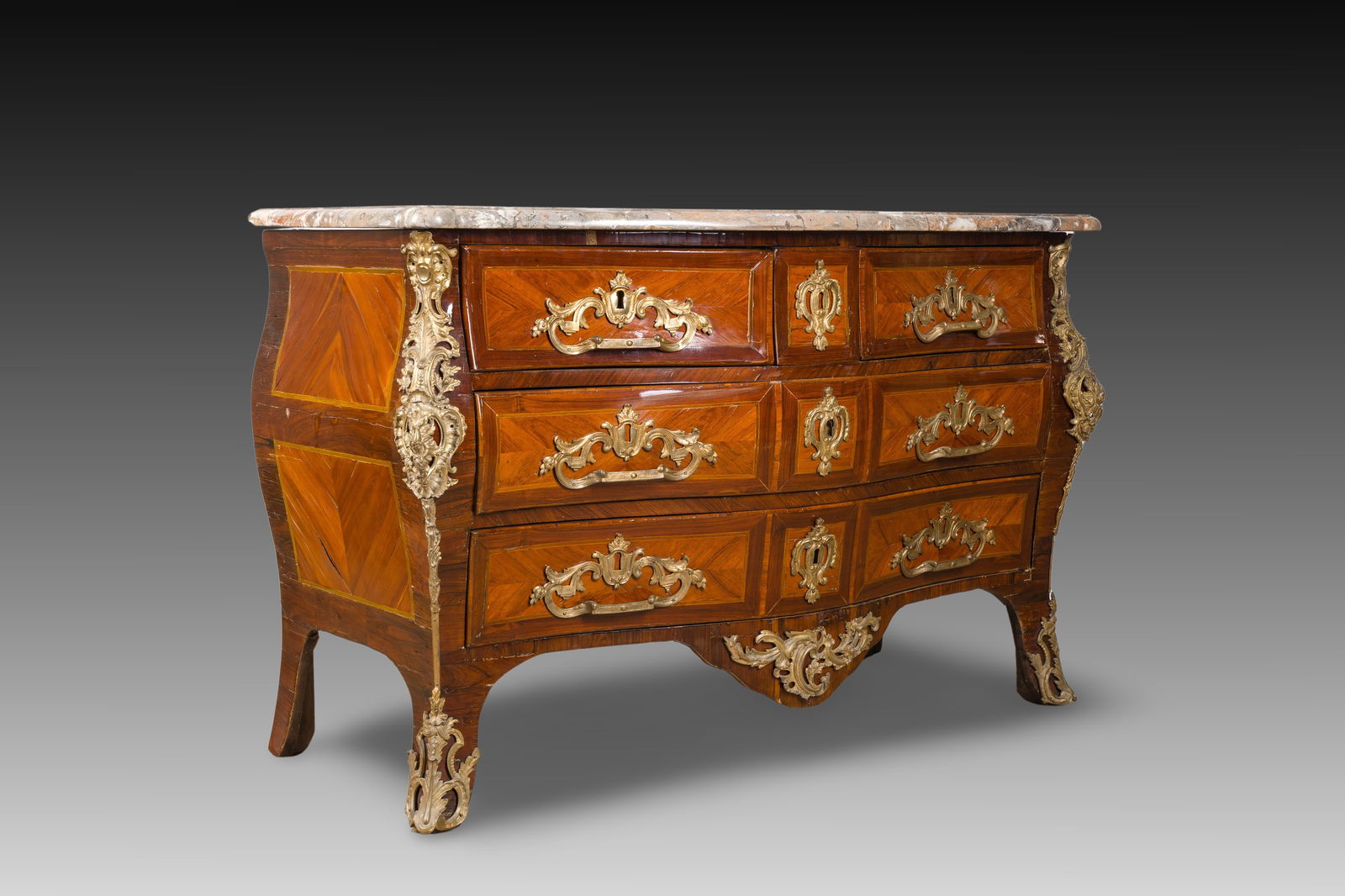François Garnier (? - 1760) and illegibly signed (?): A marquetry chest of drawers with gilt bronze: François Garnier (? - 1760) and illegibly signed (?): A marquetry chest of drawers with gilt bronze mounts and pink marble top H 86 - L 131 - D 65,5 cm