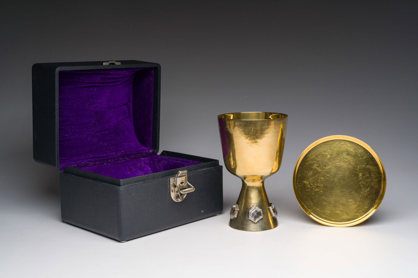 A Gothic revival gilt silver chalice with cabochons and accompanying paten, 925/000, 20th C. (1 of 13)
