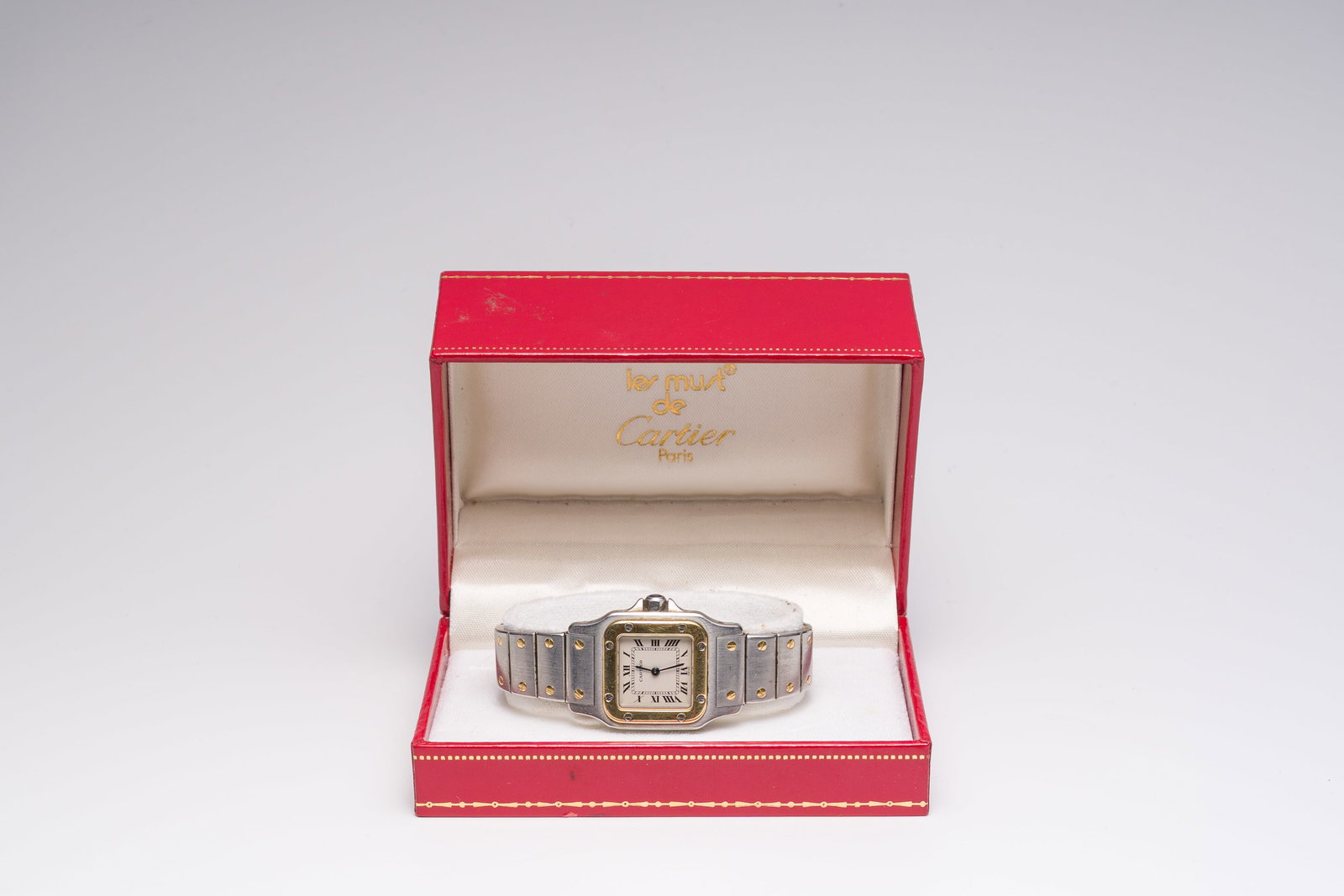 A Cartier Santos Galbée yellow gold and steel wristwatch, n°166930, second half 20th C.: A Cartier Santos Galbée yellow gold and steel wristwatch, n°166930, second half 20th C. Ca. H 5 - L 10 - D 6,5 cm (the box)