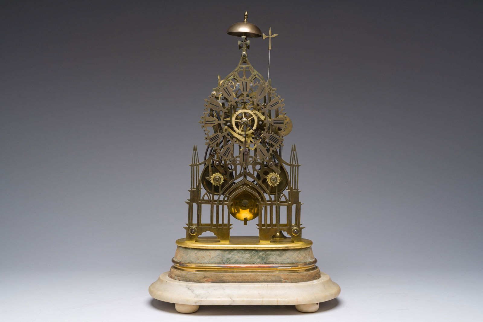 An English skeleton clock with glass dome on a marble base, 19th C.: An English skeleton clock with glass dome on a marble base, 19th C. H 50 cm (the clock)H 62,5 cm (the globe)
