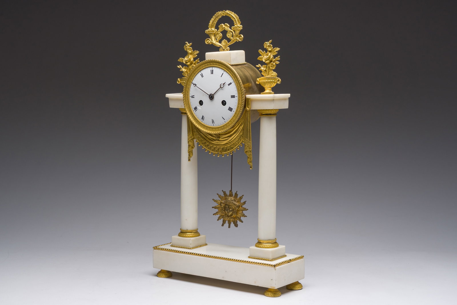 A French Neoclassical gilt bronze mounted white marble portico clock, 19th C.: A French Neoclassical gilt bronze mounted white marble portico clock, 19th C. H 43 - L 24 - D 8,5 cm