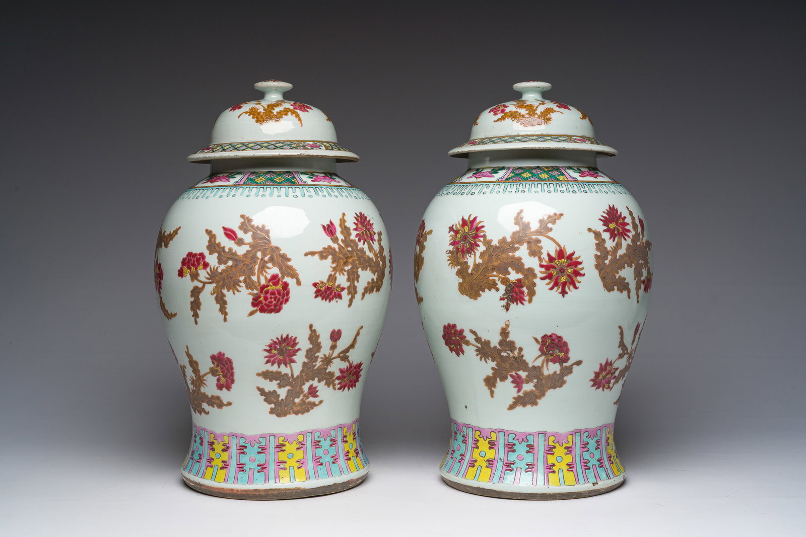 A pair of Chinese famille rose vases and covers with floral design, 19th C. (1 of 6)