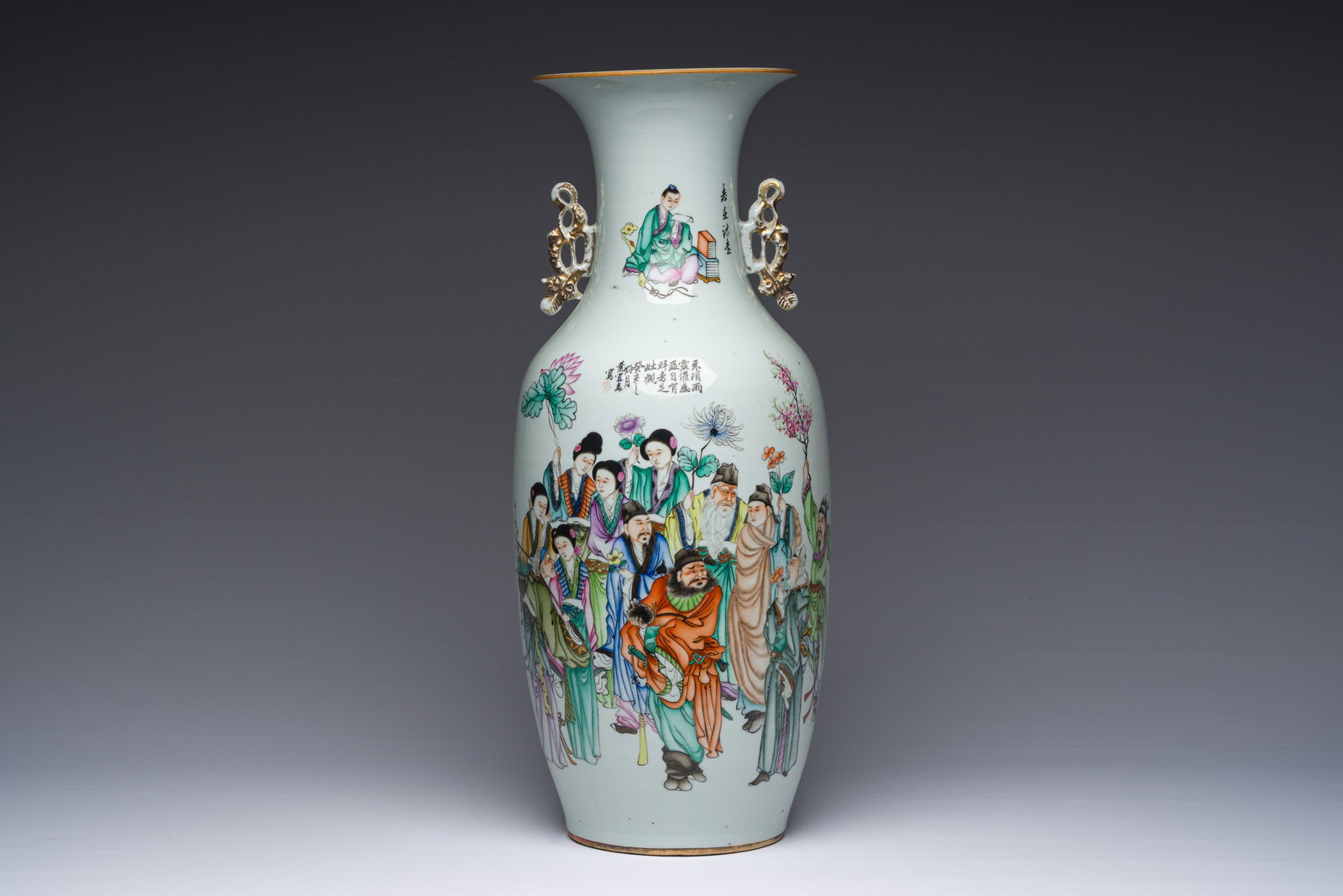 A Chinese famille rose 'scholars' vase with antiquities on the back, 19th/20th C.: A Chinese famille rose 'scholars' vase with antiquities on the back, 19th/20th C. H 58 cm