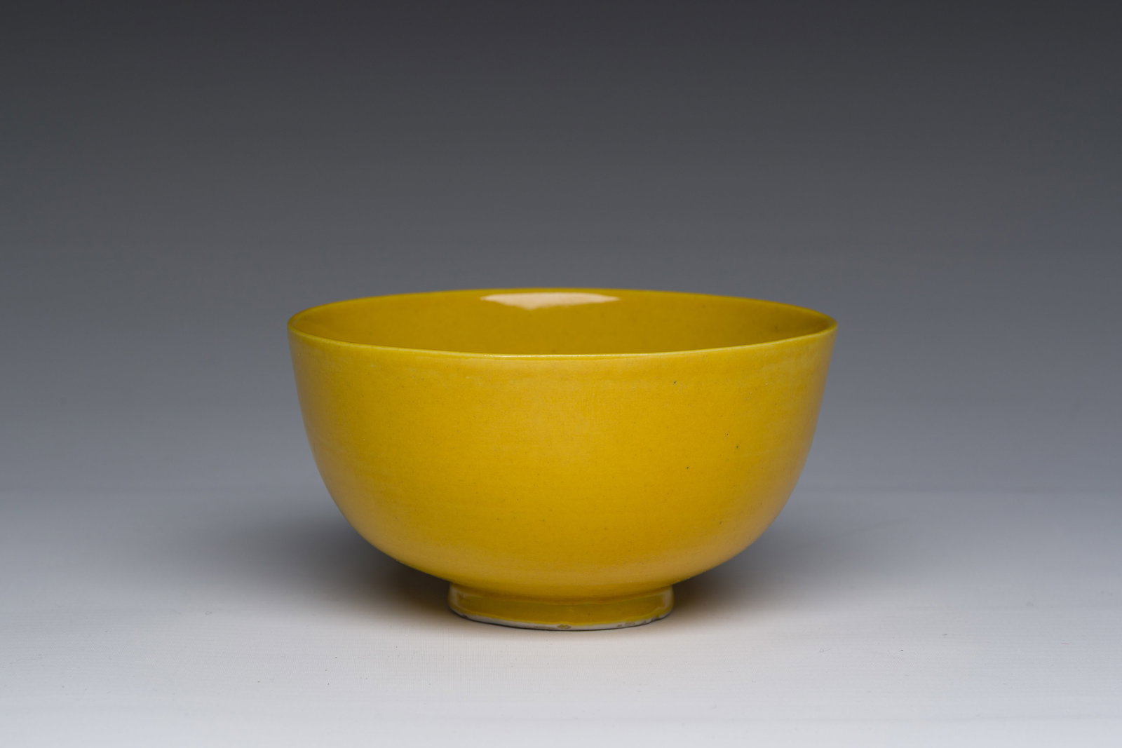 A Chinese yellow glazed bowl, Chenghua mark, 19th/20th C. (1 of 7)
