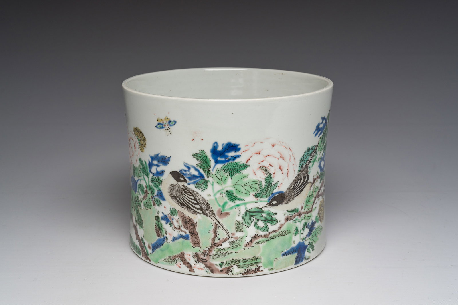 A large Chinese famille verte brush pot with birds on flowering branches and butterflies, 20th C. (1 of 7)