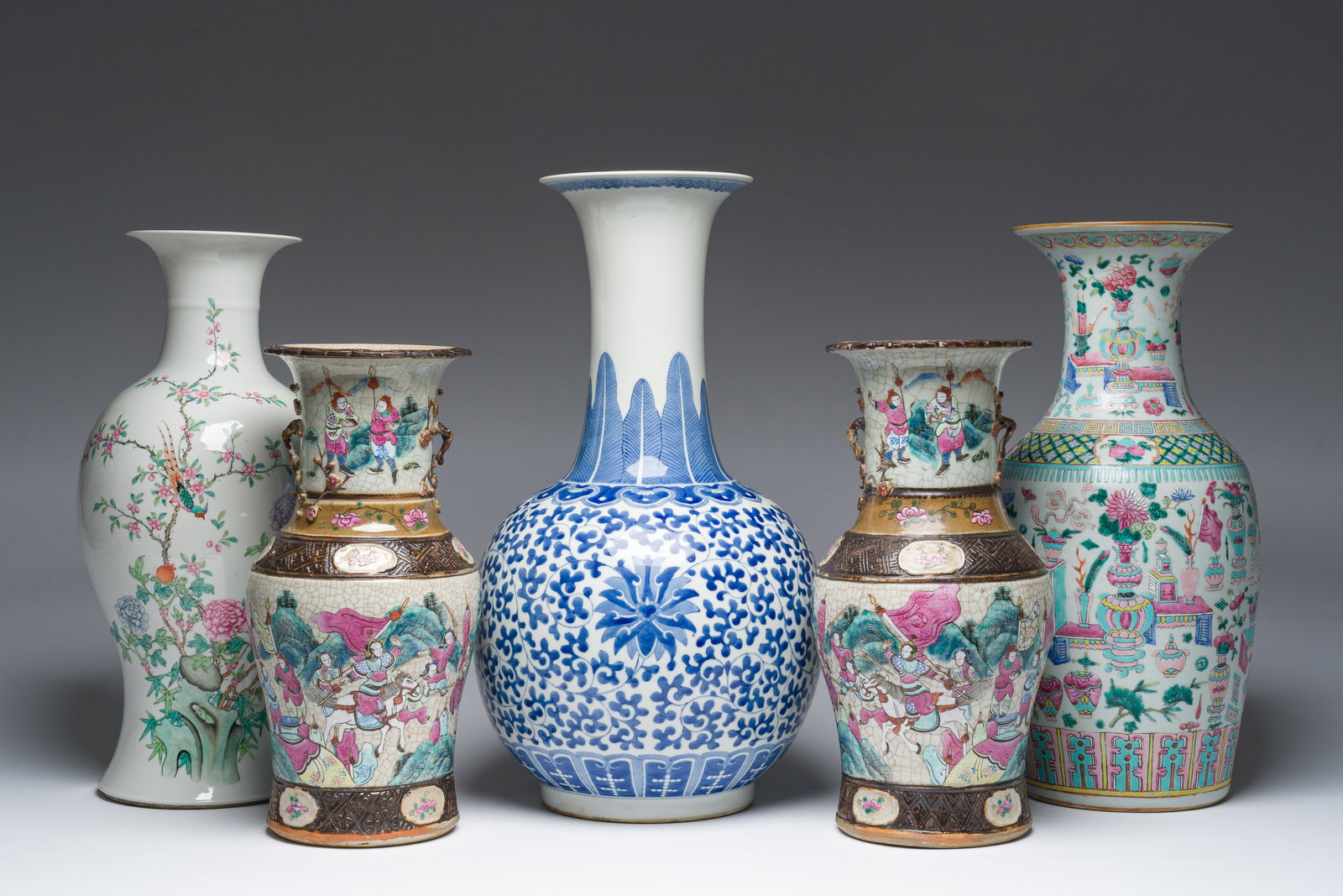 Five Chinese blue, white and famille rose vases, 19th/20th C. (1 of 6)