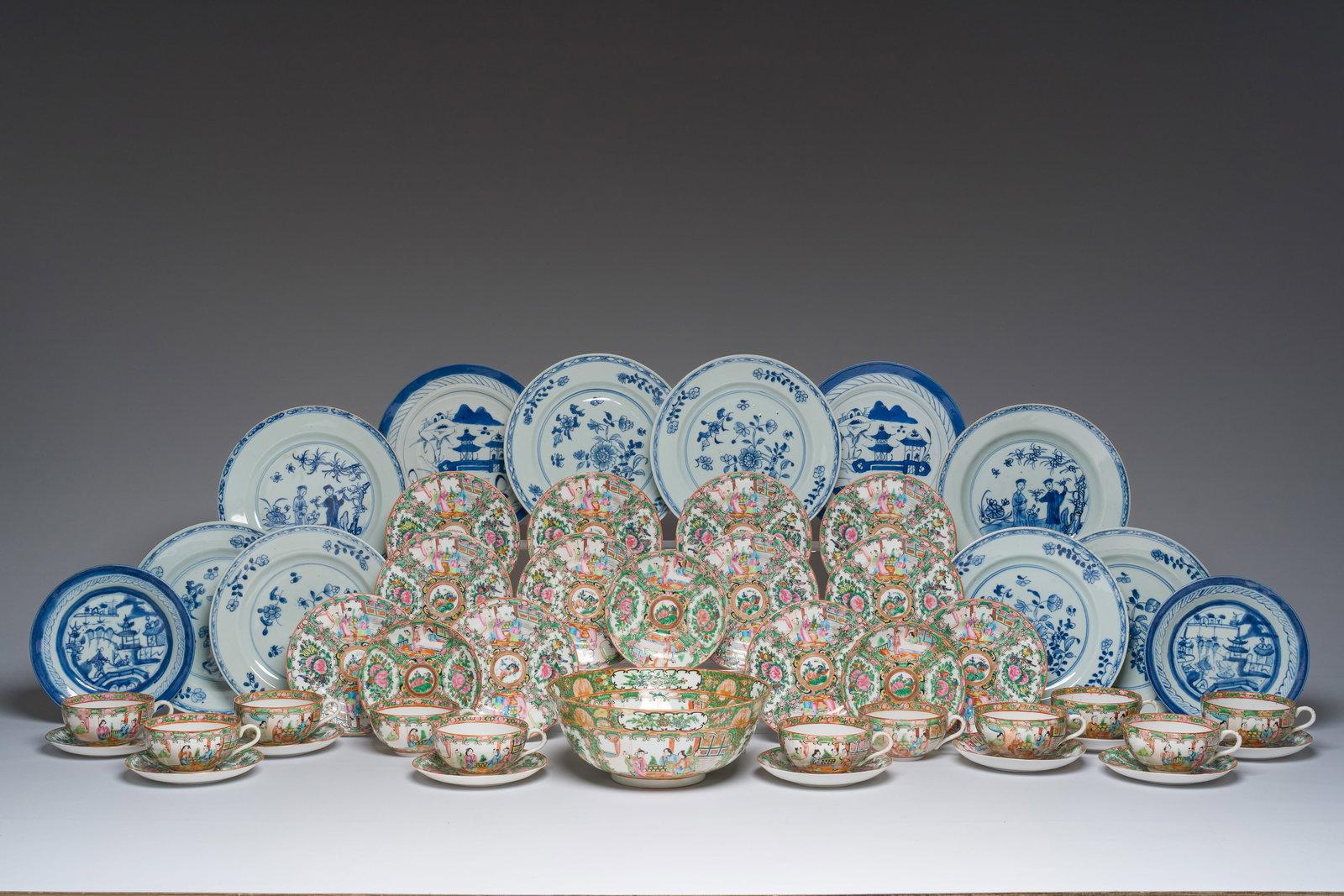 A varied collection of Chinese blue, white and Canton famille rose porcelain, 18th/20th C. (1 of 13)