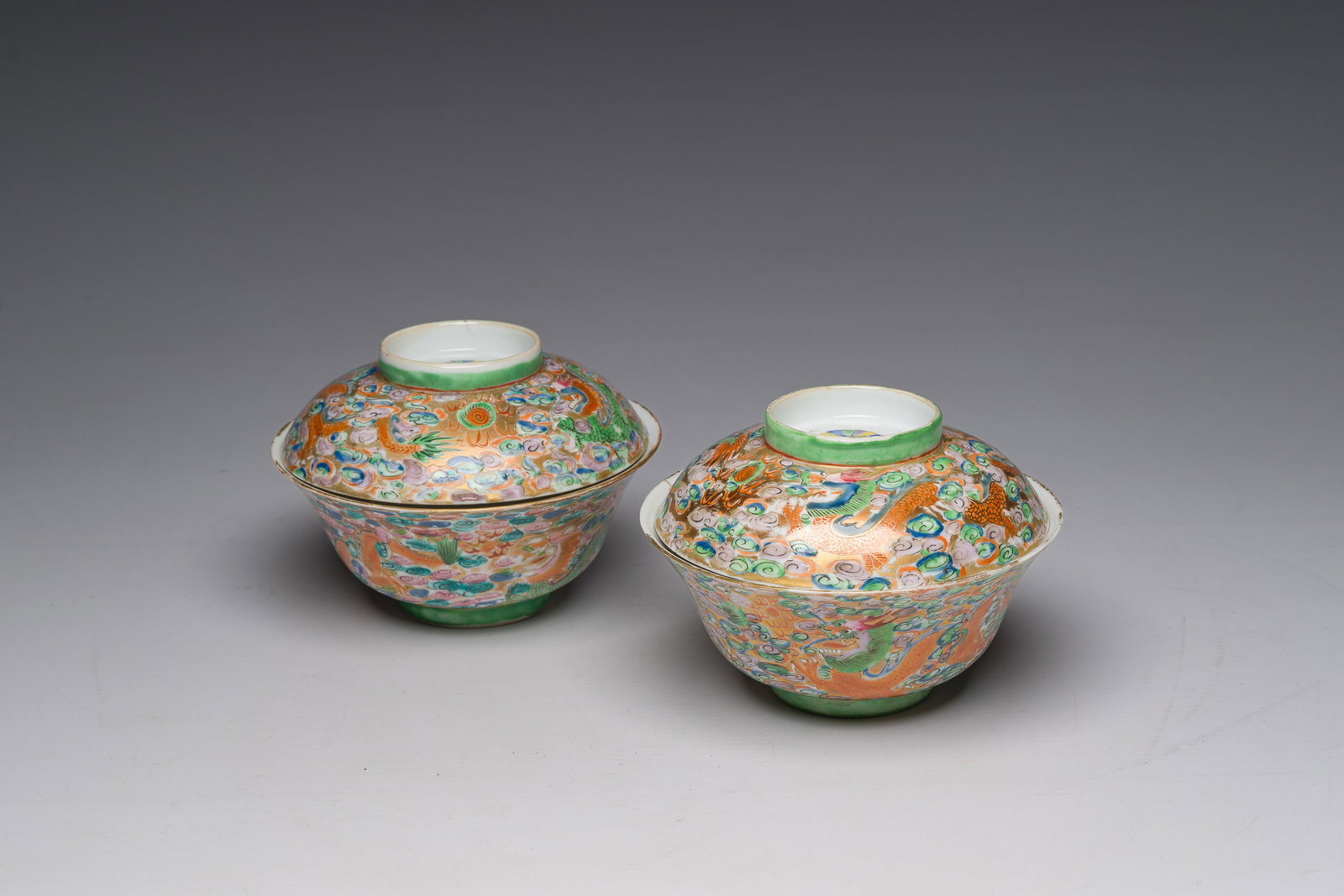 A pair of Chinese Canton famille rose 'dragons chasing the pearl' bowls and covers, 19th C. (1 of 7)