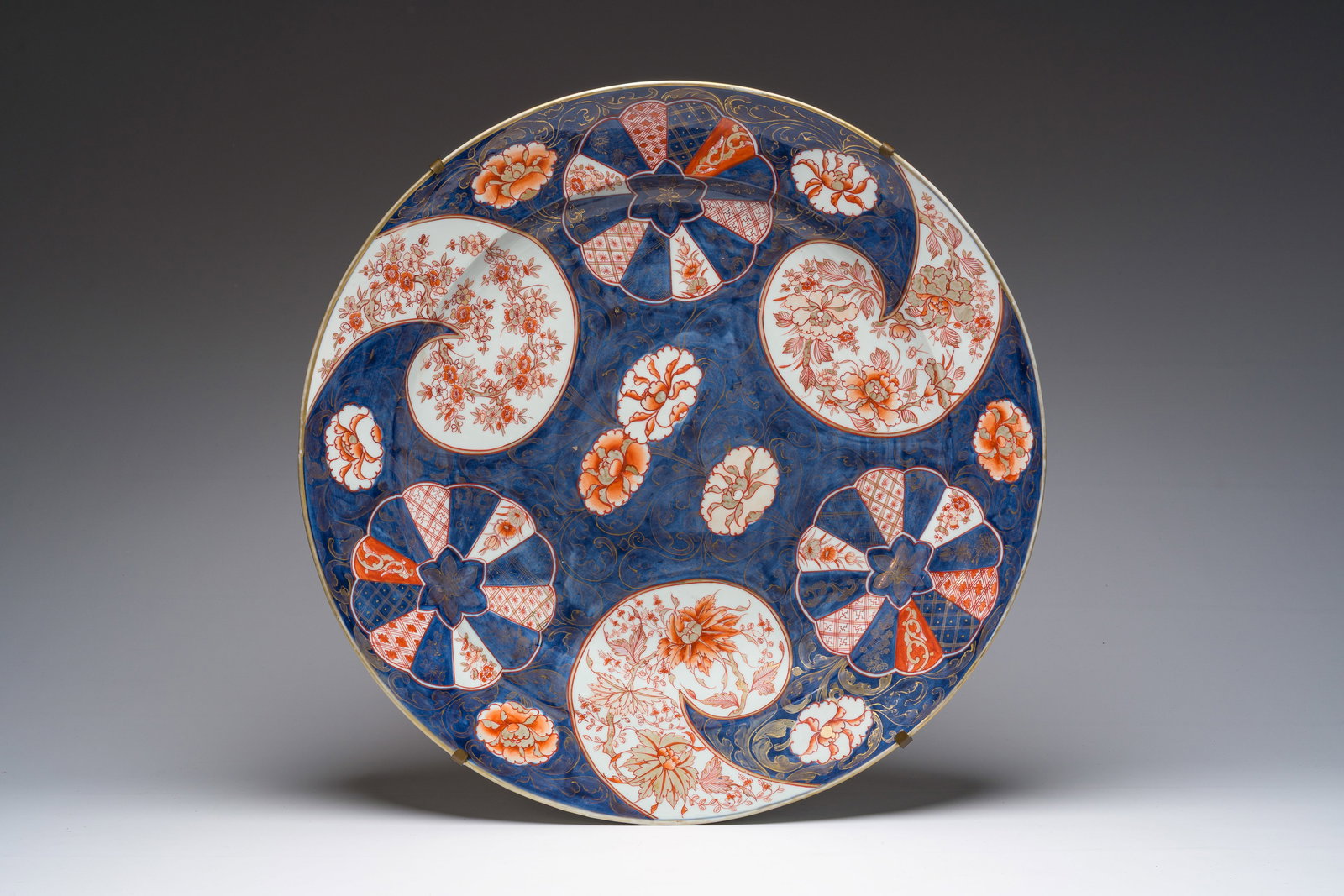 A large Japanese Imari charger with floral design, Meiji, 19th C. (1 of 2)